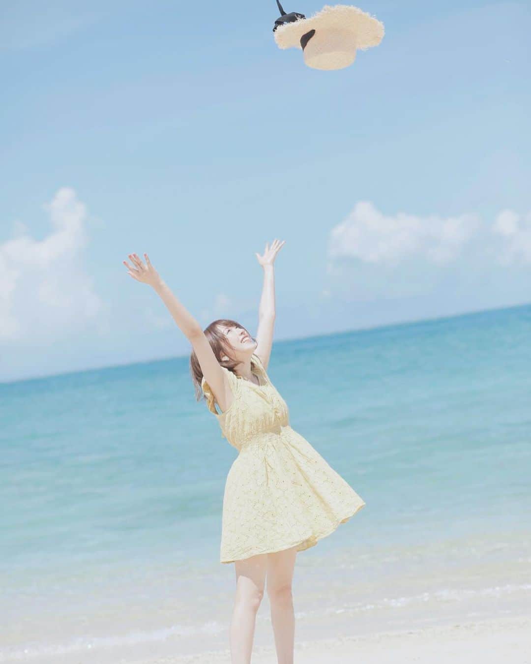 小桃音まいのインスタグラム：「☁️. . たかいたかい. . 麦わら帽がふわって. 綺麗に飛んでてお気に入り❤︎. . 最近毎日どの写真載せよう〜. って迷うのが楽しい☺️💭. . . 可愛く撮ってくれたカメラマンさん. 毎日みてくれるみんなに感謝〜❤︎︎. . . お誕生日まで14日🎂. .」