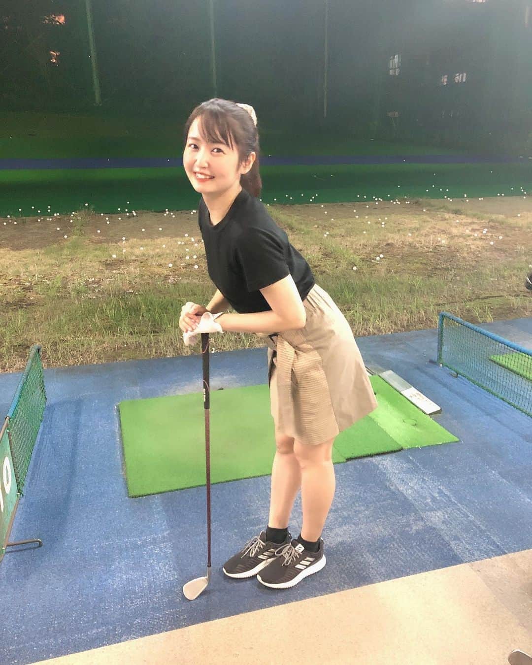 惣田紗莉渚のインスタグラム：「パパに教えて貰った^ ^ ゴルフにグローブがいることも 初めて知った！笑 #初ゴルフ #打ちっぱなし #beginner」