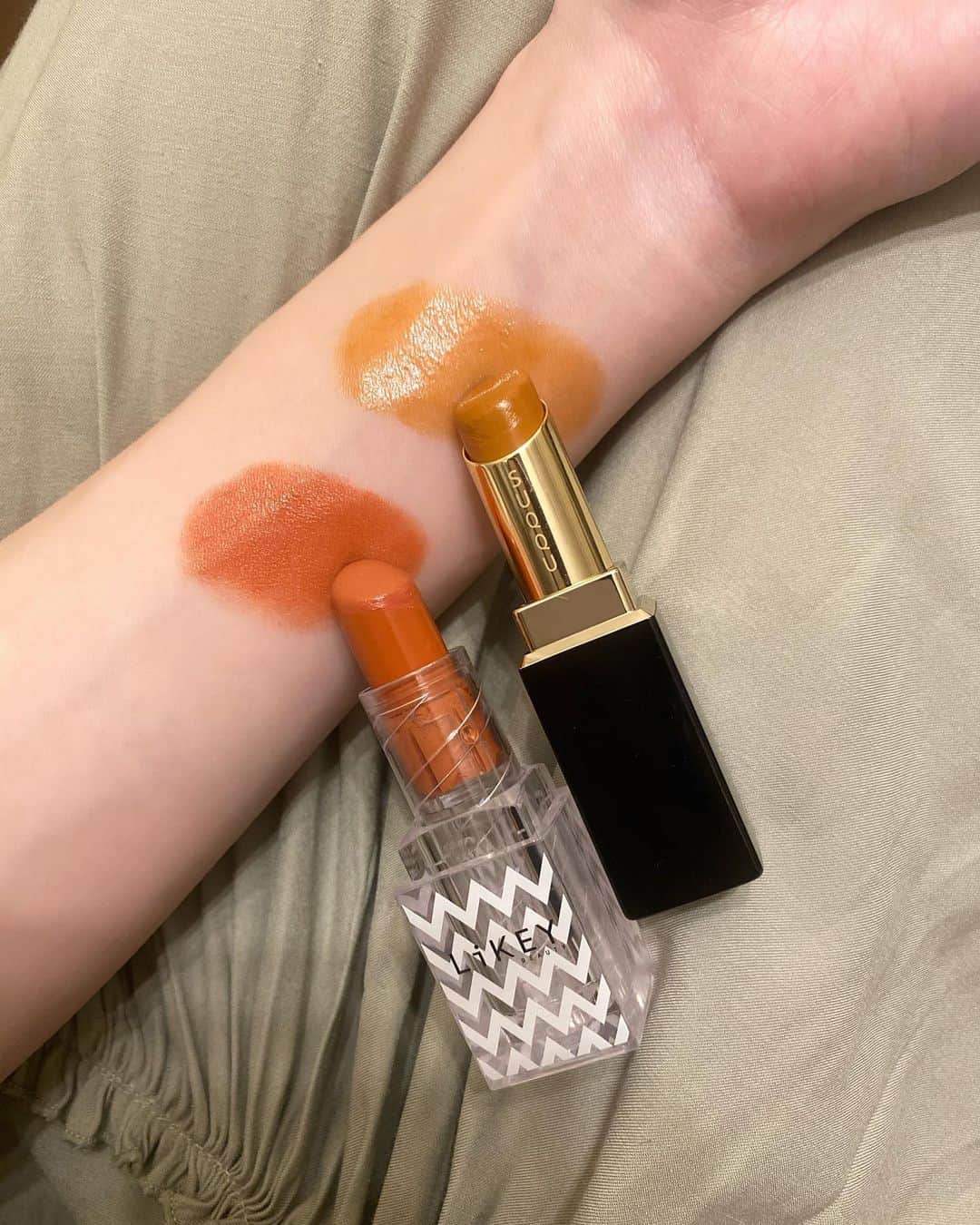 平木愛美さんのインスタグラム写真 - (平木愛美Instagram)「lip🧡 最新のYouTubeでも紹介してる（巻き髪動画の途中）オレンジリップに🍊  このあいだお誕生日お祝いで頂いた @suqqu_official の12番を重ねてみたよ！🤍🤍  金銀杏。マロンブラウン。なカラー。単色も可愛いし、こうして重ねても絶妙なシアー感な艶のある色味になって可愛いっ。  lipのカラーってわたしはメイクの中でもかなり重要で、 可愛いカラーはやっぱり気分が上がってしまうっ💕  ワンピのカラーとも相性よき⚪️ #愛美メイク」8月10日 21時25分 - manamihiraki