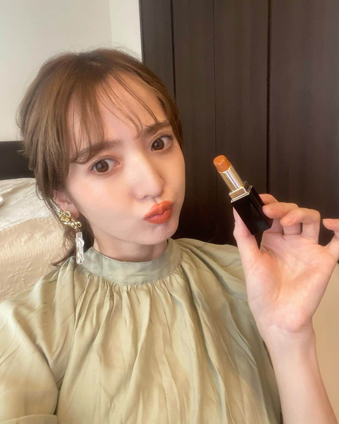 平木愛美さんのインスタグラム写真 - (平木愛美Instagram)「lip🧡 最新のYouTubeでも紹介してる（巻き髪動画の途中）オレンジリップに🍊  このあいだお誕生日お祝いで頂いた @suqqu_official の12番を重ねてみたよ！🤍🤍  金銀杏。マロンブラウン。なカラー。単色も可愛いし、こうして重ねても絶妙なシアー感な艶のある色味になって可愛いっ。  lipのカラーってわたしはメイクの中でもかなり重要で、 可愛いカラーはやっぱり気分が上がってしまうっ💕  ワンピのカラーとも相性よき⚪️ #愛美メイク」8月10日 21時25分 - manamihiraki