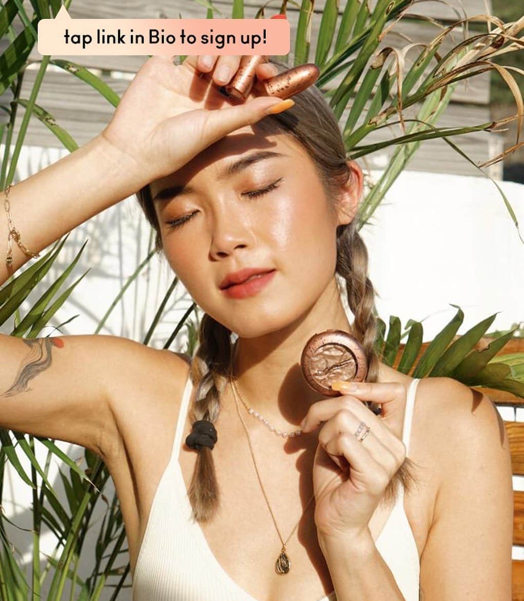 M·A·C Cosmetics Hong Kongさんのインスタグラム写真 - (M·A·C Cosmetics Hong KongInstagram)「鐘意笑又性格陽光，@mafarnsimon 用今期小黑盒襯埋呢個 Sun-Kissed 自然仿曬妝令佢格外吸引☀️ 🔓 記得趁早到Profile 連結登記，獲取𝙋𝙍𝙊𝙅𝙀𝘾𝙏 𝙓「小黑盒」絕密開售資訊！快人一步得到意想不到嘅超驚喜開箱體驗！ 第2期𝙋𝙍𝙊𝙅𝙀𝘾𝙏 𝙓以 Sun-Kissed Vacation為題，除咗Staycation，仲可以以妝容感受一個熱浪假期! 唔好錯過「小黑盒」焦點首發#蜜糖假期 大熱子彈唇色及迷光眼影，仲有其他神秘夏日彩妝單品等你開箱！無論身處何地都可開啟渡假Mode👙 Product Mentioned: M·A·C PROJECT X Vol.002 [Sun-Kissed Vacation] - HK$450 #MACProjectX #PROJECTX開箱 #蜜糖假期 #MACLovesSummer #MACHongKong  Lively and vibrant @mafarnsimon has donned on a sun-kissed holiday look with the limited edition products in our 𝙋𝙍𝙊𝙅𝙀𝘾𝙏 𝙓! ☀️  Want to get the same summer look as Simon? Remember to register through the link in our bio so you can have exclusive access to the release date and launch information for this special black box! Our M·A·C 𝙋𝙍𝙊𝙅𝙀𝘾𝙏 𝙓 Vol.002 Sun-Kissed Vacation brings your staycation to new heights as you can create a stunning tropical look with our all-new Bronzer Collection makeup duo! 🏝 On top of the 𝙋𝙍𝙊𝙅𝙀𝘾𝙏 𝙓 exclusive Lipstick and Foiled Eyeshadow, there will be more Summer must-have products waiting for you to reveal!  Turn up with this holiday look and enjoy your getaway wherever you are!」8月10日 21時18分 - maccosmeticshk