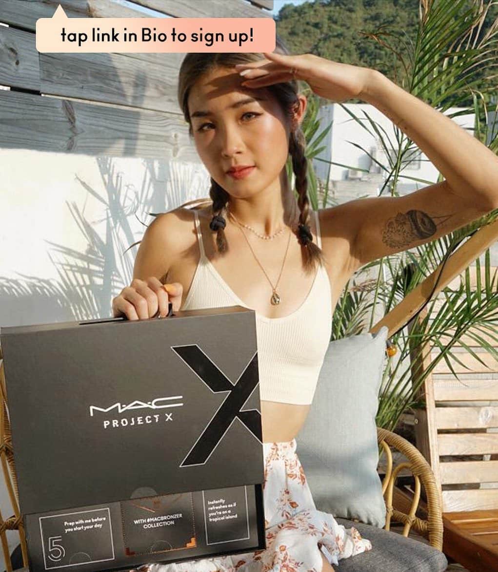 M·A·C Cosmetics Hong Kongさんのインスタグラム写真 - (M·A·C Cosmetics Hong KongInstagram)「鐘意笑又性格陽光，@mafarnsimon 用今期小黑盒襯埋呢個 Sun-Kissed 自然仿曬妝令佢格外吸引☀️ 🔓 記得趁早到Profile 連結登記，獲取𝙋𝙍𝙊𝙅𝙀𝘾𝙏 𝙓「小黑盒」絕密開售資訊！快人一步得到意想不到嘅超驚喜開箱體驗！ 第2期𝙋𝙍𝙊𝙅𝙀𝘾𝙏 𝙓以 Sun-Kissed Vacation為題，除咗Staycation，仲可以以妝容感受一個熱浪假期! 唔好錯過「小黑盒」焦點首發#蜜糖假期 大熱子彈唇色及迷光眼影，仲有其他神秘夏日彩妝單品等你開箱！無論身處何地都可開啟渡假Mode👙 Product Mentioned: M·A·C PROJECT X Vol.002 [Sun-Kissed Vacation] - HK$450 #MACProjectX #PROJECTX開箱 #蜜糖假期 #MACLovesSummer #MACHongKong  Lively and vibrant @mafarnsimon has donned on a sun-kissed holiday look with the limited edition products in our 𝙋𝙍𝙊𝙅𝙀𝘾𝙏 𝙓! ☀️  Want to get the same summer look as Simon? Remember to register through the link in our bio so you can have exclusive access to the release date and launch information for this special black box! Our M·A·C 𝙋𝙍𝙊𝙅𝙀𝘾𝙏 𝙓 Vol.002 Sun-Kissed Vacation brings your staycation to new heights as you can create a stunning tropical look with our all-new Bronzer Collection makeup duo! 🏝 On top of the 𝙋𝙍𝙊𝙅𝙀𝘾𝙏 𝙓 exclusive Lipstick and Foiled Eyeshadow, there will be more Summer must-have products waiting for you to reveal!  Turn up with this holiday look and enjoy your getaway wherever you are!」8月10日 21時18分 - maccosmeticshk