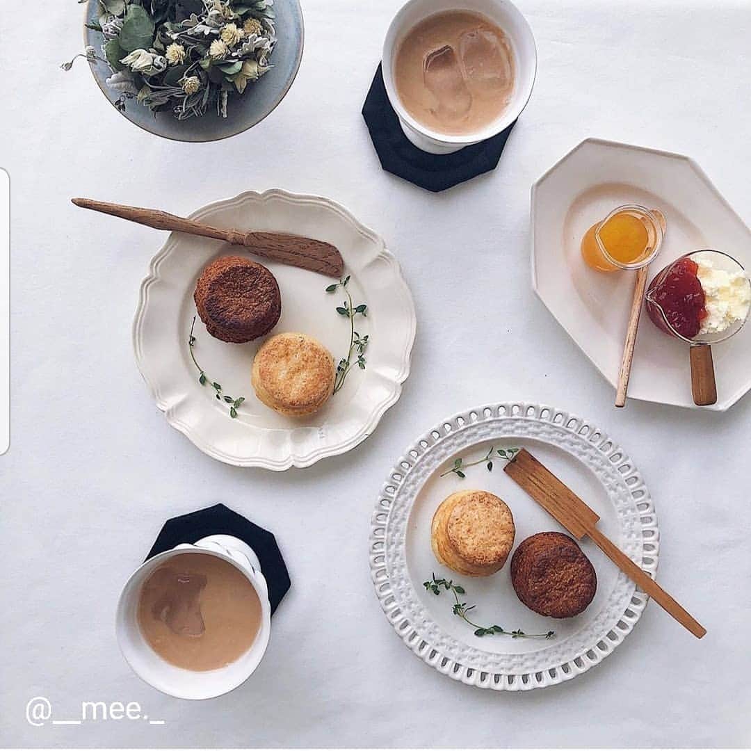 のインスタグラム：「† 2020 August 10th † いつも とっても美味しそうで 素敵なテーブルコーデをされている meeさんが @___mee._　 オクトゴナルコースターを ご愛用くださっています♡♡ 作家さんの器や アンティークのお皿 そして何より美味しそうな お料理やスイーツ そんな 存在感溢れる逸品の中で チラリと写り込むだけなのに たくさんの方が どちらのですか？ と聞いてくださるそうで meeさんから繋がった方は 本当にたくさん♡ meeさんの撮る 清涼感のあるテーブルコーデ 本当に素敵！！ お供に選んでくださって 本当にありがとうございます♡♡ † #オクトゴナルコースター#テーブルコーデ#オクトゴナル#アンティーク#antique」