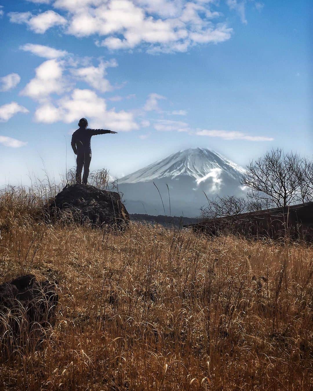 Koichiのインスタグラム：「| 3,776m . . #Hellofrom #MtFuji #ShotOniPhone . . 8/10  #山の日 . ちなみに今日の奈良の気温38度🔥 .」