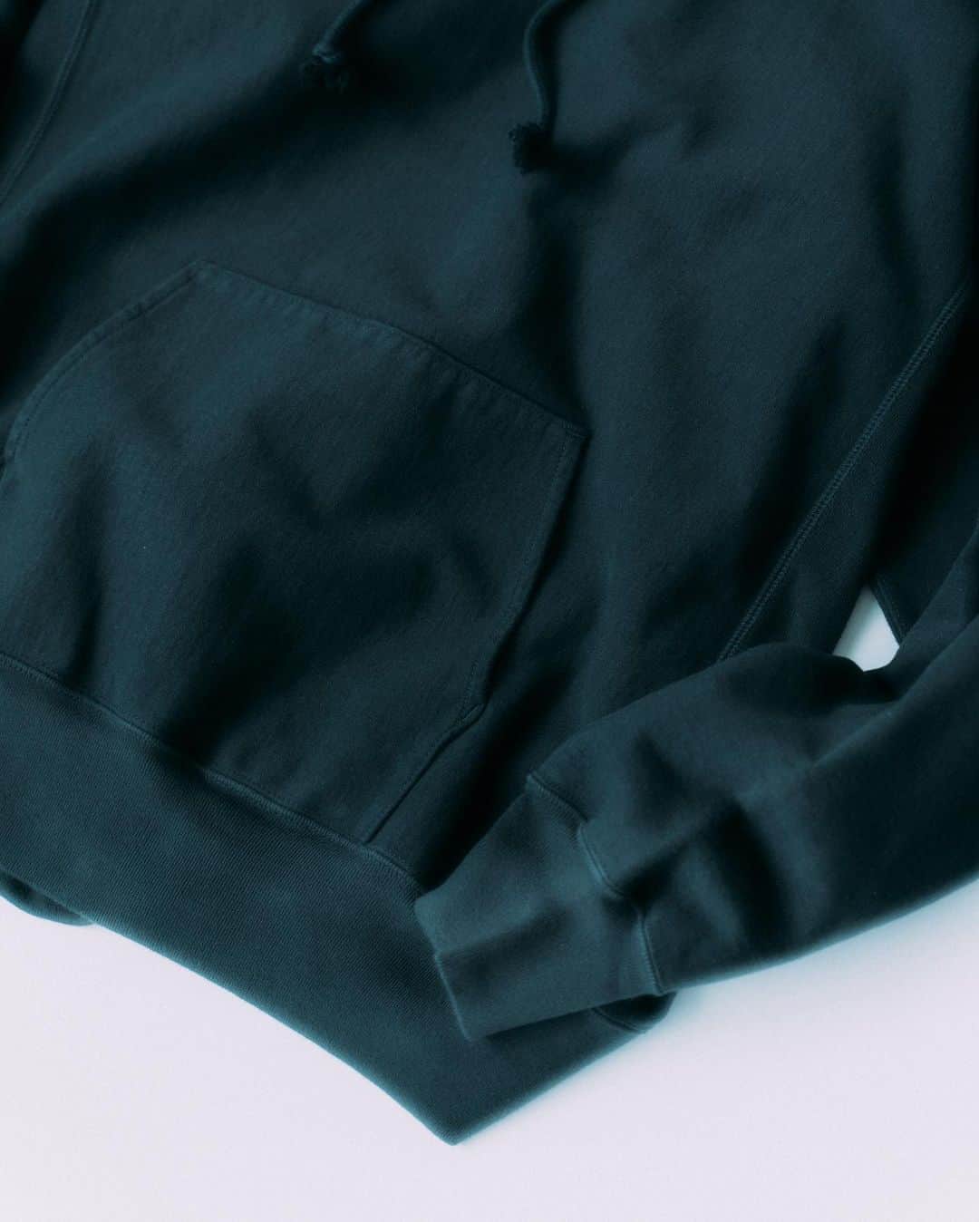 EDIFICEさんのインスタグラム写真 - (EDIFICEInstagram)「【AURALEE】- 2020  Autumn&Winter - ﻿ 《SUPER MILLED SWEAT PULLOVER PARKA》﻿ ﻿ ■デザイン﻿ これ以上ないハリ感と硬さが特徴の素材「HIGHBULKY SUPER MILD SWEAT」を使用した定番スウェットパーカーは、その素材感と製品染めの鮮やかな色合いがマッチした他では出せないAURALEEならではのスウェットに仕上がっています。﻿ タフに着こめるオリジナルボディのスウェットパーカーは、長い年月を経て着込んでいって頂きたい一着。﻿ ﻿ ■素材﻿ 最も堅くハリのあるスウェットを作るため、何度も試作を重ねて出来上がった素材。﻿ 表糸に綿と高収縮のハイバルキー糸を混紡した糸を、裏糸に柔らかな無撚糸を使用し編立て、編み地と製品の段階で熱を加えて、ギュッと縮絨させたスウェットです。﻿ ﻿ 【AURALEE / オーラリー】﻿ コンセプトは「自分たちが思う本当に良い素材を提案する事、その素材を使い、上質な軽さを表現する事」。布帛、ニット、カットソーにわたり、素材作りからデザインと考え、高い技術に裏打ちされた日本屈指の生産背景で作り込んだ素材の個性を十分に活かし、決して気取らず、毎日着る事に適した上質な軽さを感じられる洋服を提案。﻿ ﻿ ﻿ Shirt :【AURALEE】¥28,000+tax﻿ No . 20070310000830﻿ ﻿ ﻿ ﻿ ﻿ ﻿ ﻿ ﻿ ﻿ ﻿ ﻿ ﻿ ﻿ ﻿ ﻿ ﻿ ﻿ #edifice #auralee #mensparka #parkastyle #2020aw #mensfashion #mensstyle #menswear #supermildsweat #auralee2020aw #auraleeparka #menwithclass #menwithstyle #mensclassic #mensclothing #mensclothes #dapper #dapperman #dapperstyle #エディフィス #オーラリー #スーパーマイルドスウェット」8月10日 21時21分 - edifice.jp