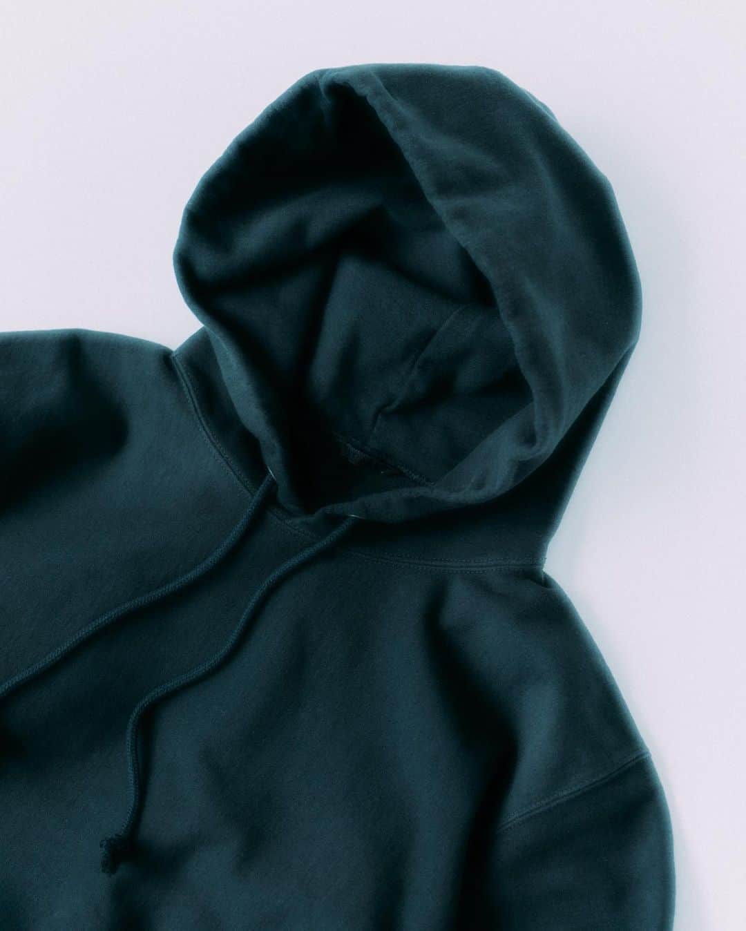 EDIFICEさんのインスタグラム写真 - (EDIFICEInstagram)「【AURALEE】- 2020  Autumn&Winter - ﻿ 《SUPER MILLED SWEAT PULLOVER PARKA》﻿ ﻿ ■デザイン﻿ これ以上ないハリ感と硬さが特徴の素材「HIGHBULKY SUPER MILD SWEAT」を使用した定番スウェットパーカーは、その素材感と製品染めの鮮やかな色合いがマッチした他では出せないAURALEEならではのスウェットに仕上がっています。﻿ タフに着こめるオリジナルボディのスウェットパーカーは、長い年月を経て着込んでいって頂きたい一着。﻿ ﻿ ■素材﻿ 最も堅くハリのあるスウェットを作るため、何度も試作を重ねて出来上がった素材。﻿ 表糸に綿と高収縮のハイバルキー糸を混紡した糸を、裏糸に柔らかな無撚糸を使用し編立て、編み地と製品の段階で熱を加えて、ギュッと縮絨させたスウェットです。﻿ ﻿ 【AURALEE / オーラリー】﻿ コンセプトは「自分たちが思う本当に良い素材を提案する事、その素材を使い、上質な軽さを表現する事」。布帛、ニット、カットソーにわたり、素材作りからデザインと考え、高い技術に裏打ちされた日本屈指の生産背景で作り込んだ素材の個性を十分に活かし、決して気取らず、毎日着る事に適した上質な軽さを感じられる洋服を提案。﻿ ﻿ ﻿ Shirt :【AURALEE】¥28,000+tax﻿ No . 20070310000830﻿ ﻿ ﻿ ﻿ ﻿ ﻿ ﻿ ﻿ ﻿ ﻿ ﻿ ﻿ ﻿ ﻿ ﻿ ﻿ ﻿ #edifice #auralee #mensparka #parkastyle #2020aw #mensfashion #mensstyle #menswear #supermildsweat #auralee2020aw #auraleeparka #menwithclass #menwithstyle #mensclassic #mensclothing #mensclothes #dapper #dapperman #dapperstyle #エディフィス #オーラリー #スーパーマイルドスウェット」8月10日 21時21分 - edifice.jp
