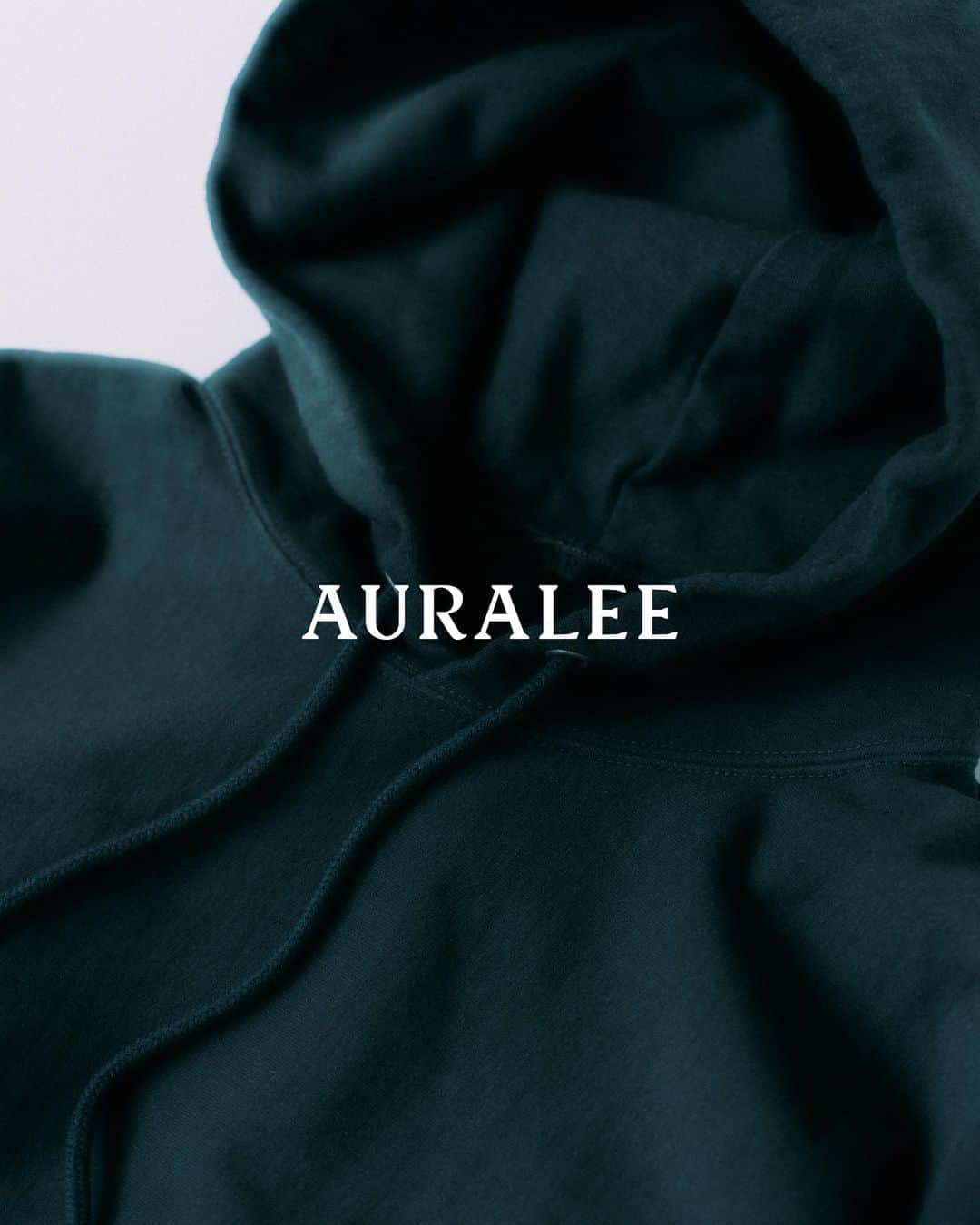 EDIFICEさんのインスタグラム写真 - (EDIFICEInstagram)「【AURALEE】- 2020  Autumn&Winter - ﻿ 《SUPER MILLED SWEAT PULLOVER PARKA》﻿ ﻿ ■デザイン﻿ これ以上ないハリ感と硬さが特徴の素材「HIGHBULKY SUPER MILD SWEAT」を使用した定番スウェットパーカーは、その素材感と製品染めの鮮やかな色合いがマッチした他では出せないAURALEEならではのスウェットに仕上がっています。﻿ タフに着こめるオリジナルボディのスウェットパーカーは、長い年月を経て着込んでいって頂きたい一着。﻿ ﻿ ■素材﻿ 最も堅くハリのあるスウェットを作るため、何度も試作を重ねて出来上がった素材。﻿ 表糸に綿と高収縮のハイバルキー糸を混紡した糸を、裏糸に柔らかな無撚糸を使用し編立て、編み地と製品の段階で熱を加えて、ギュッと縮絨させたスウェットです。﻿ ﻿ 【AURALEE / オーラリー】﻿ コンセプトは「自分たちが思う本当に良い素材を提案する事、その素材を使い、上質な軽さを表現する事」。布帛、ニット、カットソーにわたり、素材作りからデザインと考え、高い技術に裏打ちされた日本屈指の生産背景で作り込んだ素材の個性を十分に活かし、決して気取らず、毎日着る事に適した上質な軽さを感じられる洋服を提案。﻿ ﻿ ﻿ Shirt :【AURALEE】¥28,000+tax﻿ No . 20070310000830﻿ ﻿ ﻿ ﻿ ﻿ ﻿ ﻿ ﻿ ﻿ ﻿ ﻿ ﻿ ﻿ ﻿ ﻿ ﻿ ﻿ #edifice #auralee #mensparka #parkastyle #2020aw #mensfashion #mensstyle #menswear #supermildsweat #auralee2020aw #auraleeparka #menwithclass #menwithstyle #mensclassic #mensclothing #mensclothes #dapper #dapperman #dapperstyle #エディフィス #オーラリー #スーパーマイルドスウェット」8月10日 21時21分 - edifice.jp