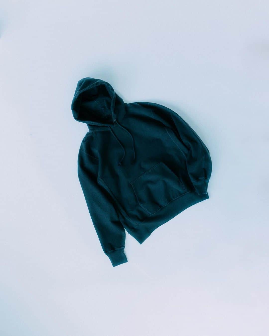 EDIFICEさんのインスタグラム写真 - (EDIFICEInstagram)「【AURALEE】- 2020  Autumn&Winter - ﻿ 《SUPER MILLED SWEAT PULLOVER PARKA》﻿ ﻿ ■デザイン﻿ これ以上ないハリ感と硬さが特徴の素材「HIGHBULKY SUPER MILD SWEAT」を使用した定番スウェットパーカーは、その素材感と製品染めの鮮やかな色合いがマッチした他では出せないAURALEEならではのスウェットに仕上がっています。﻿ タフに着こめるオリジナルボディのスウェットパーカーは、長い年月を経て着込んでいって頂きたい一着。﻿ ﻿ ■素材﻿ 最も堅くハリのあるスウェットを作るため、何度も試作を重ねて出来上がった素材。﻿ 表糸に綿と高収縮のハイバルキー糸を混紡した糸を、裏糸に柔らかな無撚糸を使用し編立て、編み地と製品の段階で熱を加えて、ギュッと縮絨させたスウェットです。﻿ ﻿ 【AURALEE / オーラリー】﻿ コンセプトは「自分たちが思う本当に良い素材を提案する事、その素材を使い、上質な軽さを表現する事」。布帛、ニット、カットソーにわたり、素材作りからデザインと考え、高い技術に裏打ちされた日本屈指の生産背景で作り込んだ素材の個性を十分に活かし、決して気取らず、毎日着る事に適した上質な軽さを感じられる洋服を提案。﻿ ﻿ ﻿ Shirt :【AURALEE】¥28,000+tax﻿ No . 20070310000830﻿ ﻿ ﻿ ﻿ ﻿ ﻿ ﻿ ﻿ ﻿ ﻿ ﻿ ﻿ ﻿ ﻿ ﻿ ﻿ ﻿ #edifice #auralee #mensparka #parkastyle #2020aw #mensfashion #mensstyle #menswear #supermildsweat #auralee2020aw #auraleeparka #menwithclass #menwithstyle #mensclassic #mensclothing #mensclothes #dapper #dapperman #dapperstyle #エディフィス #オーラリー #スーパーマイルドスウェット」8月10日 21時21分 - edifice.jp