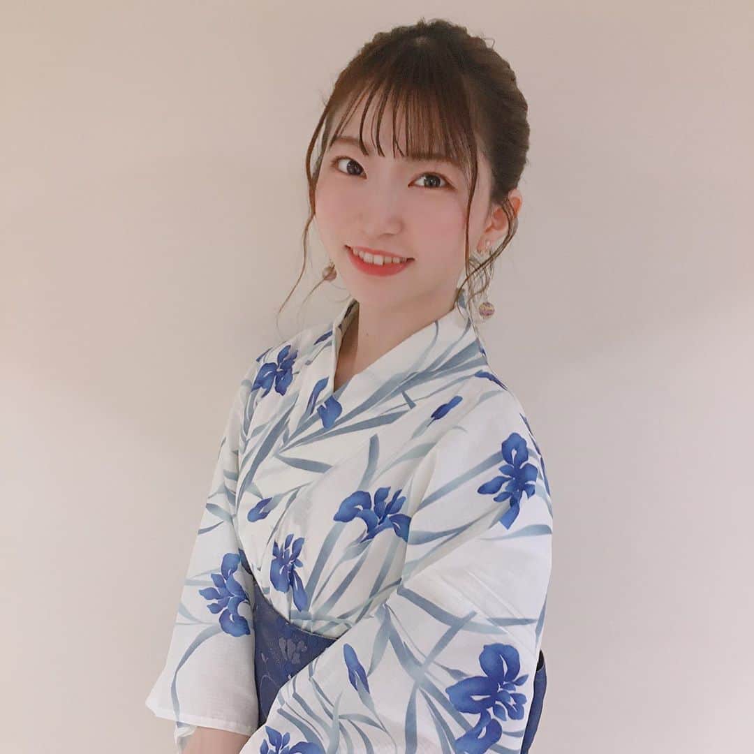 横道侑里のインスタグラム：「おそらく今年最初で最後。 冒険して爽やかな大人な感じの青💙 水色とか青似合わんってゆわれたのトラウマで避けてきてた…」
