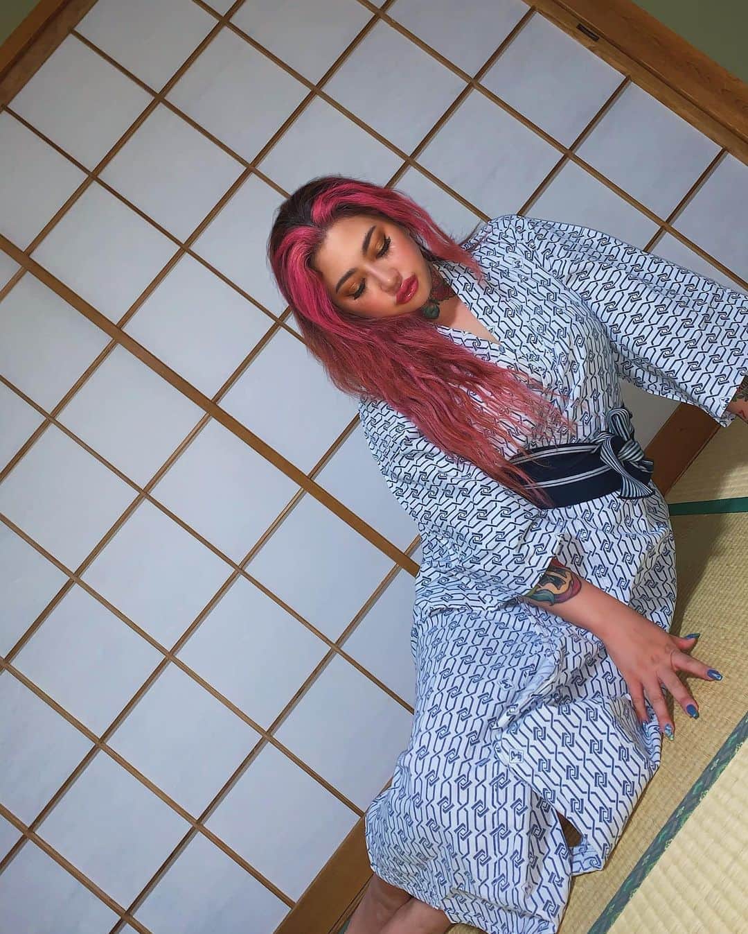 Aiさんのインスタグラム写真 - (AiInstagram)「🎍👘🇯🇵🍃 . . 泊まりきてる旅館がとても和✨ 久しぶり旅行🐶🐶🐶👦🏻❤️ . . #japanesefashion #japanesehouse #浴衣 #旅館」8月10日 21時22分 - ai_tinker_b