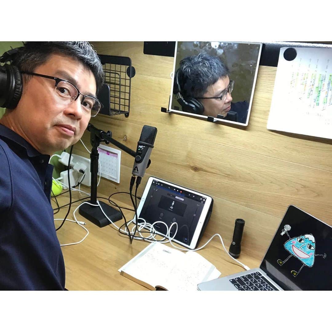 フジテレビアナウンサーのインスタグラム：「新美さん、紹介ありがとう！ テレワークでおウチ時間も長くなりました。 毎日の日課は、基本に立ち返って、自宅で簡易マイクセットに向かって、滑舌と調音練習。 まだ小さい下の２人の娘と一緒にいる時間が増えたのは嬉しいですが、 ひたすらママゴト相手をさせられます。 この日は、ティッシュと折り紙で、握り寿司のご馳走作ってくれたので、食べる役目です。 それから、学生時代にやっていたベースを引っ張り出してきて弾いてみたり。 もう10年くらい触ってないので、全く弾けず、この後、指が腫れました（笑） では、次は三田さんに。 僕も昔、深夜レギュラーの仕事でしたが、１日の最後に本番がある毎日って、生活リズム大変だよね？体に気をつけて！  #フジテレビアナウンサー #森昭一郎」