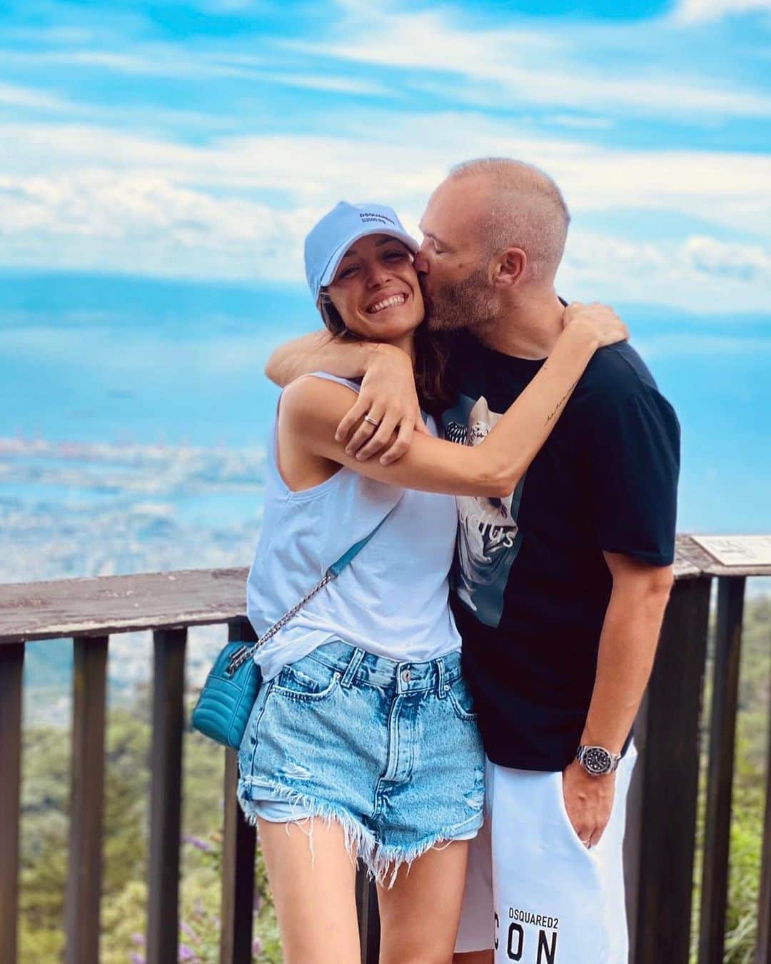 アンナ・オルティス（イニエスタの妻）のインスタグラム：「Mi Tribu 🥰⁣ ⁣ 家族でおでかけ 🥰⁣ ⁣ #ravapas💫 #lifeinjapan #blessed」