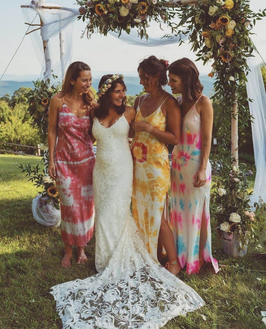 ダニジョーのインスタグラム：「High vibrations over here 🌸🌺👰🏻🍊🌈 congratulations @giselle.brasseur loving your Woodstock wedding and sisters in #tiedye」