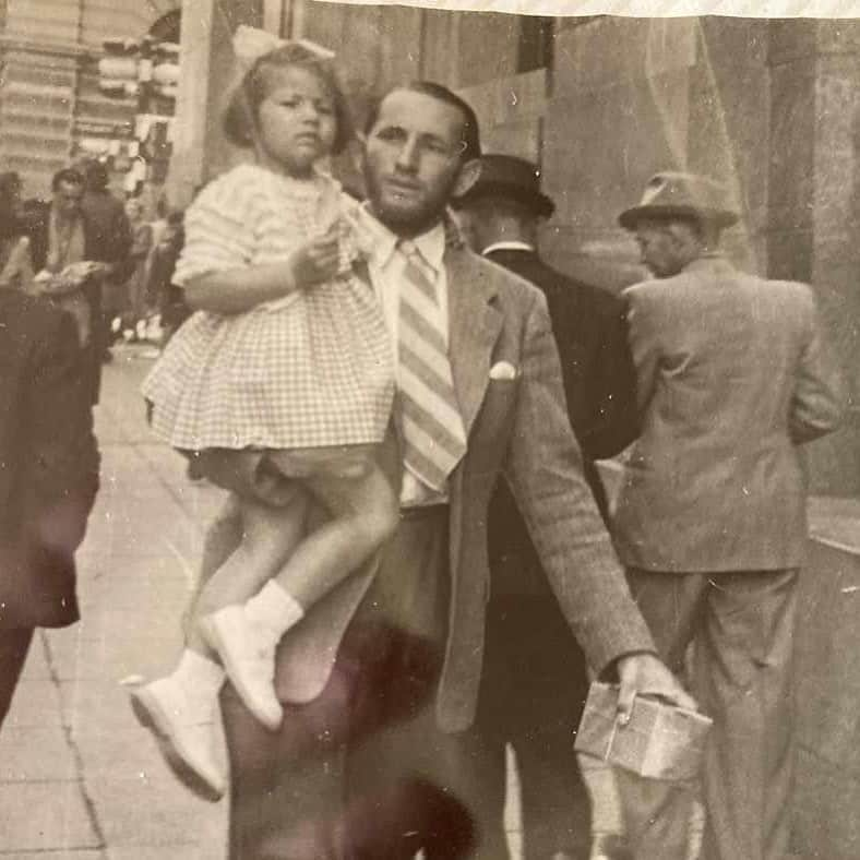 ジェンソン・バトンさんのインスタグラム写真 - (ジェンソン・バトンInstagram)「Happy Birthday to my Late Grandad seen here carrying my Mum 😍love how smart everyone use to dress, he’s only been down the post office!」8月10日 21時24分 - jensonbutton