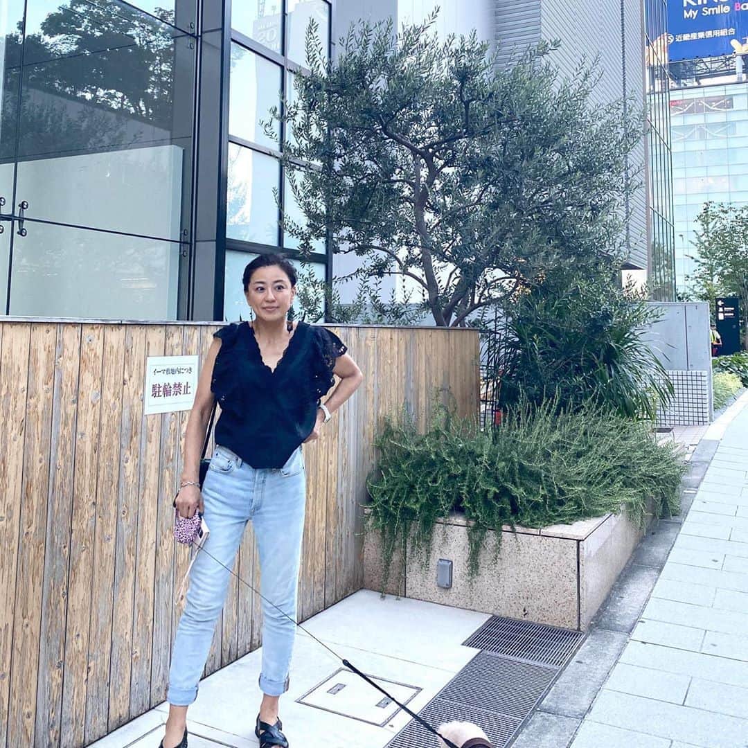 のインスタグラム：「・  ﻿ 今日も﻿ レイと一緒☆﻿ (写真には写ってないけど😅) ﻿﻿ ﻿ 今日は夕方、 レイを連れて娘の用事に車で送迎。﻿ 待ってる間に宝くじを買いに行きました。﻿ ﻿ 当たったら何に使うか妄想するだけでも価値がある…笑﻿ ﻿ ﻿ ﻿ #お散歩コーデ#ワンコとお出かけ ﻿ #犬とおでかけ ﻿ #大人カジュアル#シンプルコーデ﻿ #アラフィフ#アラフィフコーデ﻿ #アラフィフファッション﻿ #アラフィフママ #アラフィフモデル﻿ #アラフォー#アラフォーコーデ﻿ #アラフォーファッション﻿ #今日のコーデ﻿ #40代ファッション #40代コーデ﻿」