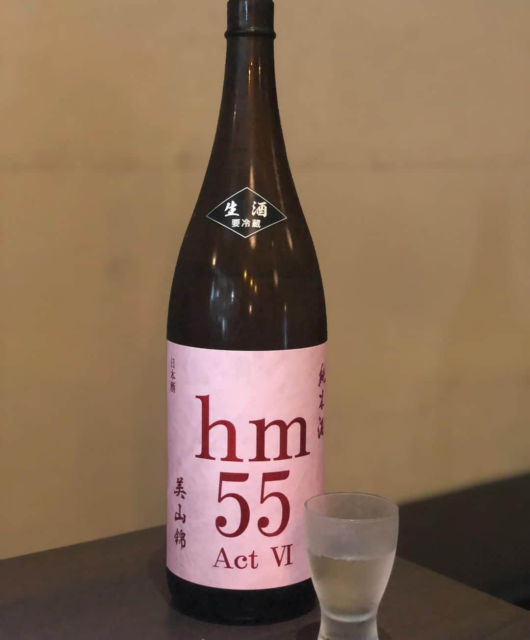 高野祐衣さんのインスタグラム写真 - (高野祐衣Instagram)「大好きな『花邑』という日本酒の﻿ 「hmシリーズ」🌟﻿ ﻿ ﻿ hmシリーズは花邑のプロトタイプで、﻿ 試験醸造の日本酒！﻿ 分かりやすくAKBグループで例えると、﻿ hmは花邑の研究生みたいなもの！﻿ 評価が良ければ花邑に昇格出来るんだけど、﻿ これほんっとうに美味しかった😭❣️﻿ ﻿ とにかくジューシー！！！﻿ 芳醇な旨味と甘味すごくて、﻿ 苦味が上品✨﻿ 日本酒の概念が変わるといっても﻿ 過言ではないと思う！﻿ 数量限定なのが残念、、、😭﻿ 来年、『花邑』になってまた出会えますように❤︎﻿ ﻿ ﻿ ﻿ 枝豆しんじょう美味しかったな〜、、﻿ hmの後味の苦味と枝豆の甘味がぴったり🙆‍♀️✨﻿ ﻿ ﻿ ﻿ #日本酒 #日本酒女子﻿ #花邑 #両関酒造 #純米酒 #美山錦﻿ #プロトタイプ  #hmシリーズ #hm55﻿ #sake #japanesesake﻿ #ゆいぽんしゅ」8月10日 21時26分 - yuipooon12_06