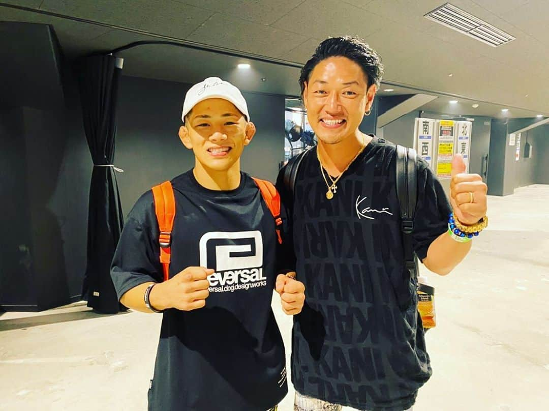 寿君さんのインスタグラム写真 - (寿君Instagram)「RIZIN.23 @seiichiro.21 ちゃんの試合の応援に行きました📣入場曲として"Winner"を使ってくれてますが、ZSTのチャンピオンになった時から"Think and Growing"で曲を使ってくれてて、初めて生で試合を見れて嬉しかったよ😁 会場では友達の @hiroto_boxer 世界チャンピオン🥊と遭遇した😄 束の間の横浜だったけど楽しかった💯🙆‍♂️ 盛ちゃんがRIZINでチャンピオンになるまでずっと応援してるからね🔥🔥🔥 #RIZIN #伊藤盛一郎 #総合格闘技 #zst #チャンピオン #京口紘人」8月10日 21時29分 - kotobuki_kun_1048