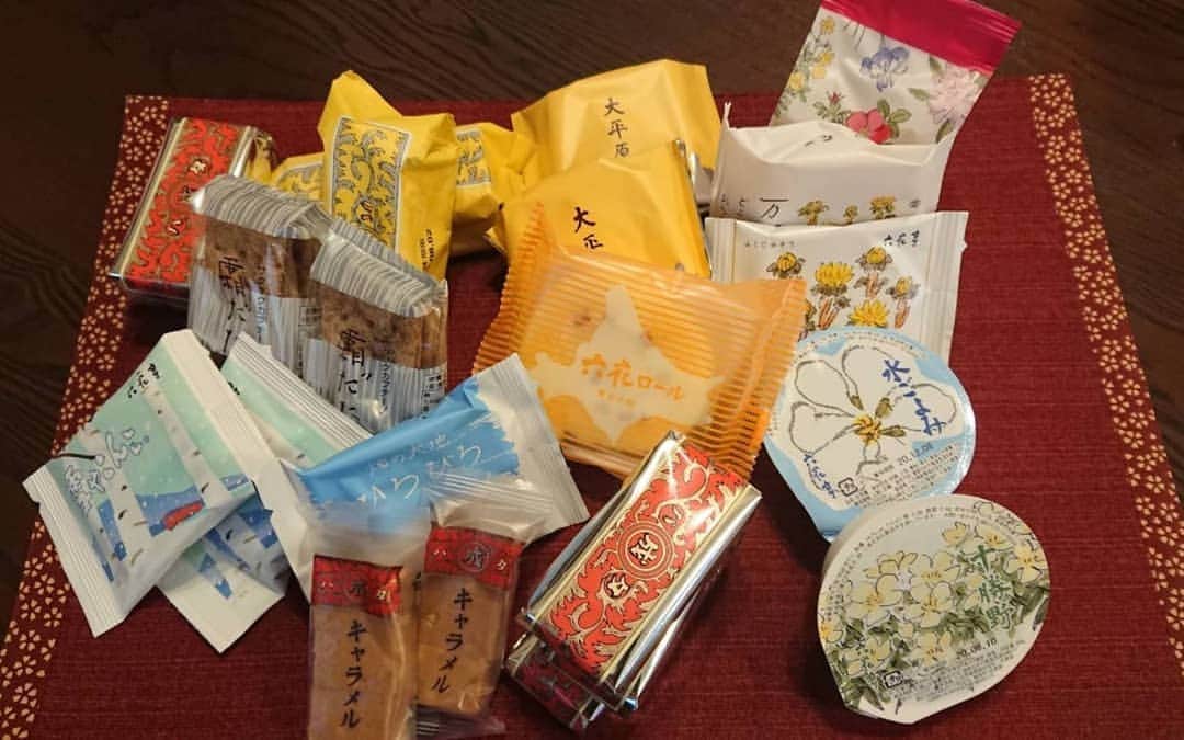 小泉遥香のインスタグラム：「北海道の六花亭のお菓子のお取り寄せ✨  マルセイバターサンド大好きなんだ💗✨  他にも美味しいお菓子がいっぱい！！ たくさん食べちゃった😋  #Instaharum #とき宣 #小泉遥香 #おはる #北海道 #六花亭 #マルセイバターサンド #お取り寄せ #お取り寄せグルメ #洋菓子 #instafood #1人で全部食べたわけじゃないからねっ！！」