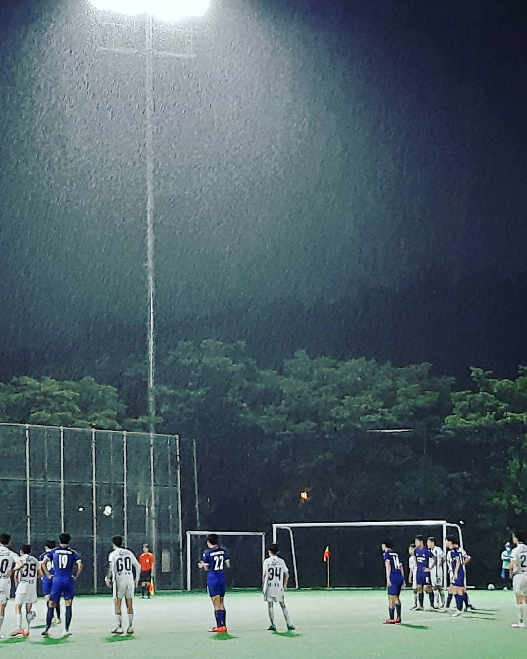 阿部美穂子さんのインスタグラム写真 - (阿部美穂子Instagram)「豪雨のサッカー観戦 ⚽️ 逆転勝利をおさめた選手達に 雨音に負けない拍手をー👏👏👏 日本は猛暑が続いていますか？ くれぐれもお身体ご自愛ください💜 폭우 속의 축구경기 ⚽️ 역전승을 거둔 선수들에게 빗소리보다 큰 박수를-👏👏👏 쏟아지는비 호우에 정말 조심하세요💜 #週末 も#今週 も#☔#kleagueyouth #⚽️#soccer#player#rainy」8月10日 21時36分 - miiko904