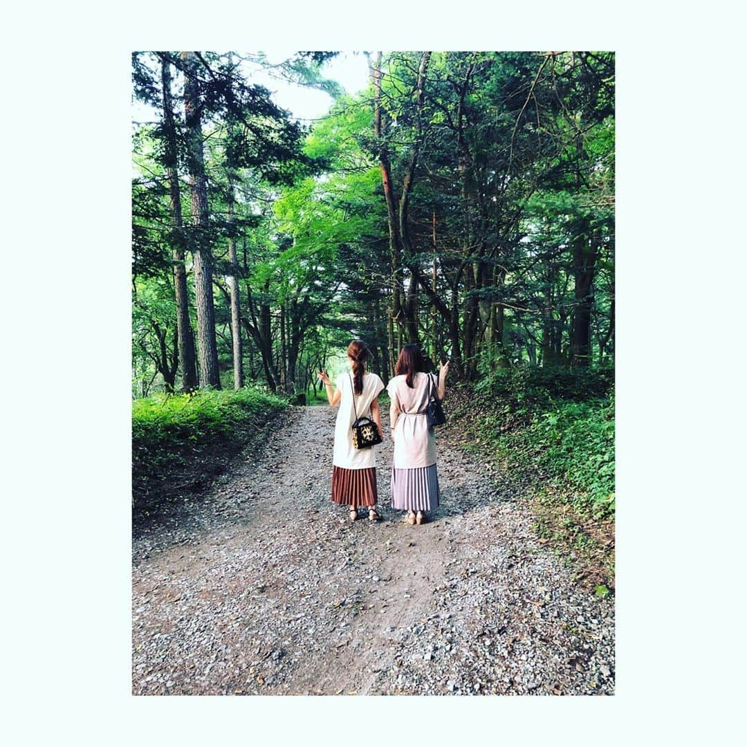 花清まゆこさんのインスタグラム写真 - (花清まゆこInstagram)「姉妹コーデ(^^)  #夏休み　#姉妹 #姉妹コーデ  #双子コーデ  #色違い　#色違いコーデ  #おそろコーデ #おそろいコーデ #fashion #fashiongram #緑のある暮らし #自然 #避暑地　#別荘　#おこもり生活  #人混みを避けて  #車移動　#自然と触れ合う #nanouniverse #balenciaga」8月10日 21時36分 - mayuusa610