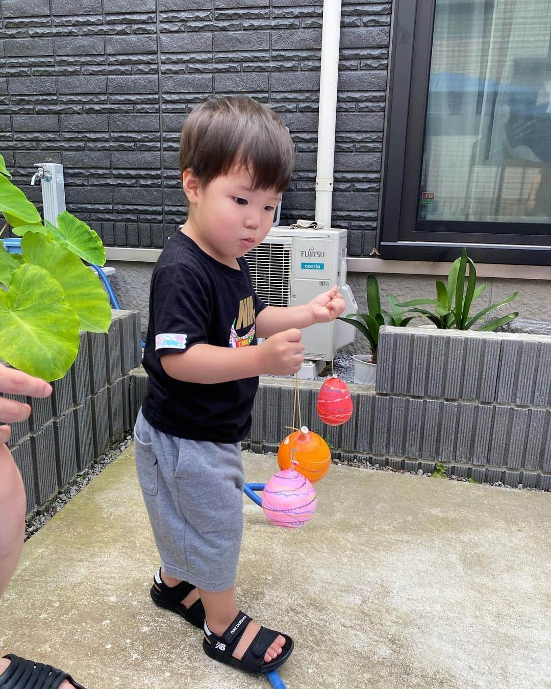 平田亮介さんのインスタグラム写真 - (平田亮介Instagram)「この連休は蒼斗と本気で遊びました！！ 遊びも本気になると疲れる😂 でも楽しかったからおっけー👌  パパまた頑張ります💪  #夏 #暑い #夏の雲公園 #カルピスだいすきボーイ #冬よこい」8月10日 21時38分 - ryosukehirata