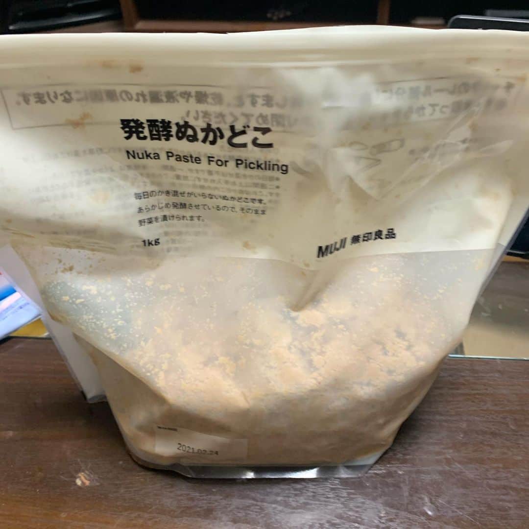アイアム野田のインスタグラム：「無印のぬかどこできゅうりと木綿豆腐だけ入れて、とりあえずきゅうりだけ食べてるけど、うまままー！うまままままーーい！いい！これからの酒のつまみに！いい！アボカドも入れたら旨いらしいから入れる #ぬか漬け初心者」