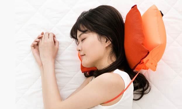 ほのかのインスタグラム：「. . 顔や頭頂部を摩擦や圧迫から保護する 「ミニマムコンタクト枕」のモデルを させて頂きました✨ . . 本当に寝ては無いですよ！ でも気持ちよくて寝そう！でした😪❤️笑 . . . #クラウドファンディング #クラウドファンディングサイト #makuake #makuakeプロジェクト #マクアケ #マクアケクラウドファンディング #便利グッズ #健康 #枕 #ミニマムコンタクト枕」