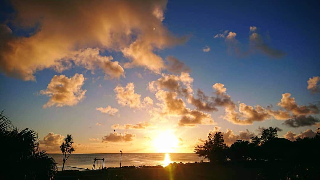 のインスタグラム：「底地ビーチ✖️夕陽  一昨日の夕陽。 夕陽のスポットとして、シーサイドホテルもガイドブックに載っていても良いと思いました☀️  #石垣島 #石垣シーサイドホテル #底地ビーチ #夕陽 #okinawa #yaeyama #ishigakiisland #sunset」