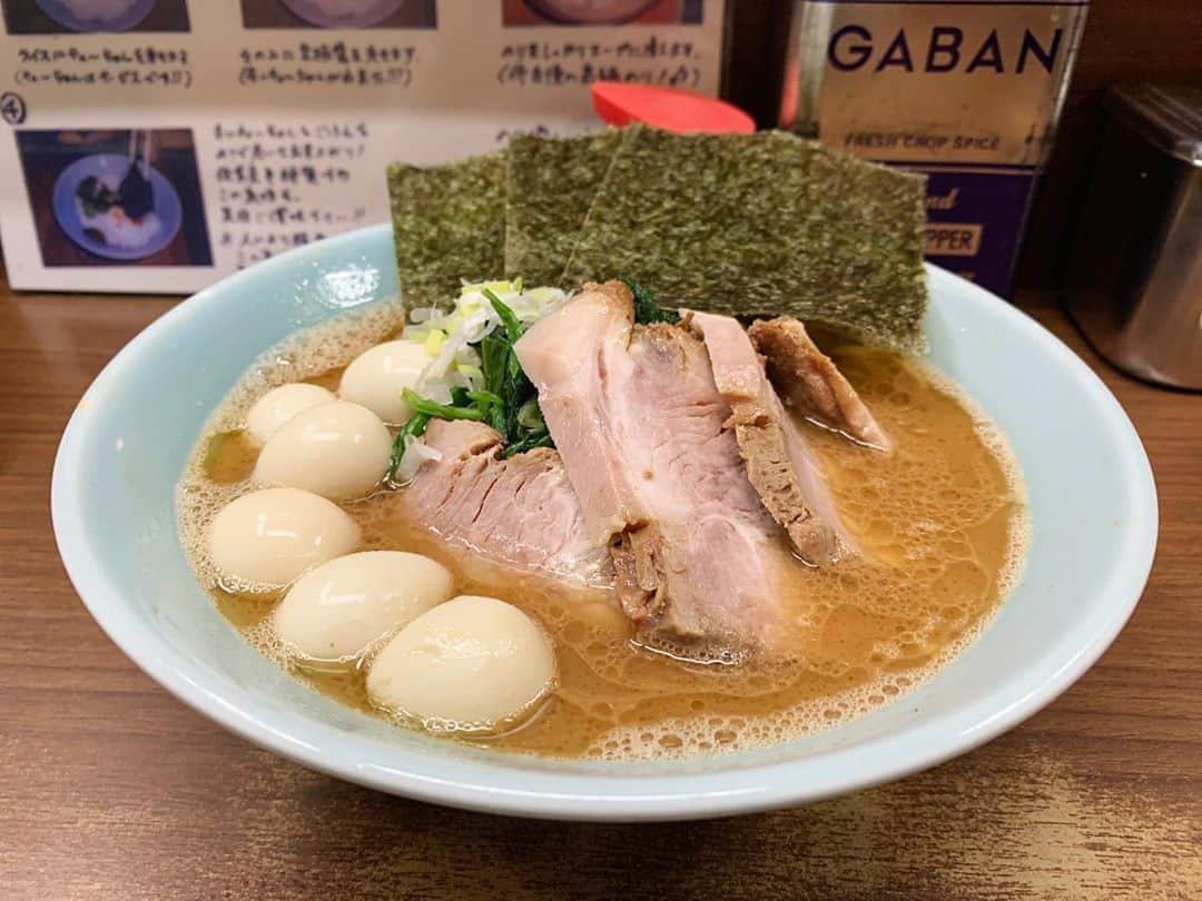 SUSURUさんのインスタグラム写真 - (SUSURUInstagram)「ススルが家系ラーメンにハマるきっかけになったお店、そしてマイベスト家系ラーメンです🍜 骨太でどっしりとした旨味の豚骨スープと秘伝の醤油ダレを合わせた、神奈川と東京の家系ラーメンのいいとこ取りの最高な一杯だと僕は思っています🍥 侍行ったら濃厚スープに合わせてご飯もマスト！ 卓上調味料も駆使して最後まで美味しくいただきました🍚 ずっと残り続けていてほしいラーメンです。 #susuru_tv #1698日目 #横浜家系侍渋谷店 #渋谷 #東京 #らーめんうずら #半ライス #超うまい  #ラーメン #らーめん #ramen #ラーメン部 #ramennoodles #毎日ラーメン生活 #麺スタグラム #japaneseramen #japanramen #foodstagram #foodie #noodles #instanoodle #instaramen #instafood #susururecommended #渋谷ラーメン #家系ラーメン」8月10日 21時47分 - susuru_tv