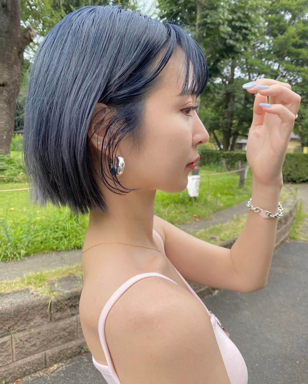 梅村実帆のインスタグラム：「休日🍑 髪色うすくなってきていい感じ ピンクと青ってかわいいよね🎐」