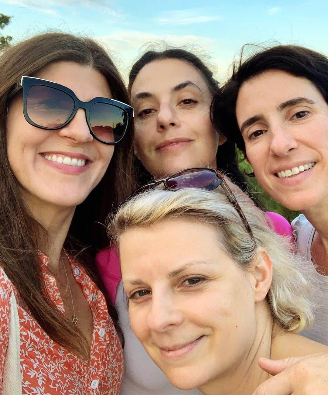 Ilana Wilesさんのインスタグラム写真 - (Ilana WilesInstagram)「I went away for the weekend to see three of my college friends. We do this trip every year and after lots of hemming and hawing, we decided to do it this year too. We skipped our usual spa and beach visits and opted for neighborhood walks, a hike to a secluded spot on the bay, lobster roll take out and lots of time hanging out at my friend’s house, eating cheese, drinking wine and sharing all our new hopes and fears for whichever direction the world turns next. It felt really strange to be away from my family for a few days, but so necessary to see my best friends since I was 20. I cried when I saw them. And when I left, I wondered when I would get to see them again. Love you guys. 💕 Updated to add that this amazing porch was designed by my friend Jessica on the right. She’s an interior designer in Rhode Island. Check her out at @burrowandnesthome 🙌🏻」8月11日 3時17分 - mommyshorts