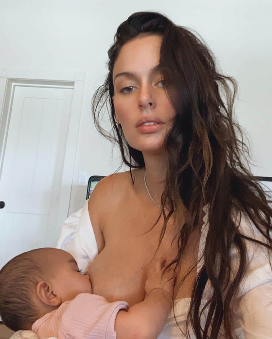 ニコール・トルンフィオのインスタグラム：「Mama life, haven’t looked in a mirror, brushed my hair, or washed my face in........ shit is real.... wonder what it feels like to dress up and wear heels again 🤷🏻‍♀️ but I really do love it 🥰 #normalizebreastfeeding」