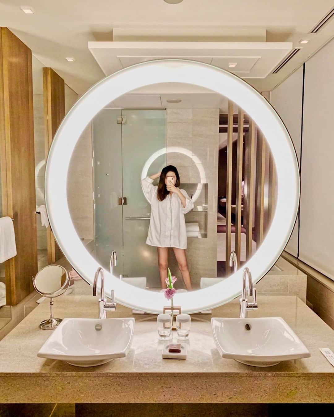 Conrad Tokyoのインスタグラム：「開業15周年を記念してご用意している10,000円分のホテルクレジット付きの『アニバーサリー・デライト』宿泊プランで、いつもよりちょっと特別なホテルステイを。  You won't want to leave the room once you book our 15th “Anniversary Delight” package. It comes with a hotel credit of 10,000 yen that you can use at our restaurants, Mizuki Spa & Fitness, or room service!  Photo by @sonisonisong_  Share your own images with us by tagging @conrad_tokyo ————————————————————— #コンラッド東京 #コンラッド #ホテル #汐留 #東京 #客室 #部屋 #新橋 #銀座 #宿泊 #スイート #ホテルステイ #港区 #ステイケーション #ConradTokyo #StayInspired #Conrad #Tokyo #suite #Shiodome #Shinbashi #staycation #conradsuite」