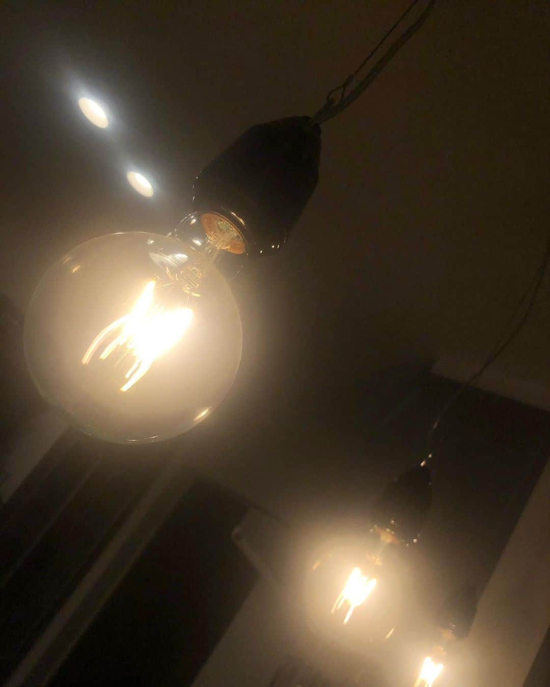 中野みやびのインスタグラム：「電気  #電気 #電球 #お洒落 #雰囲気 #レトロ #可愛い #yellow #home #まま #の #友達 #家 #ありがとう #thanks #wawawa #みやび」
