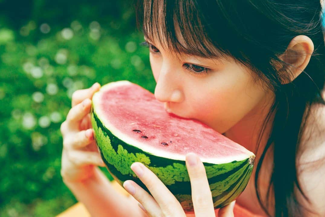 吉岡里帆さんのインスタグラム写真 - (吉岡里帆Instagram)「FRIDAY cover  🍉」8月10日 21時53分 - riho_yoshioka