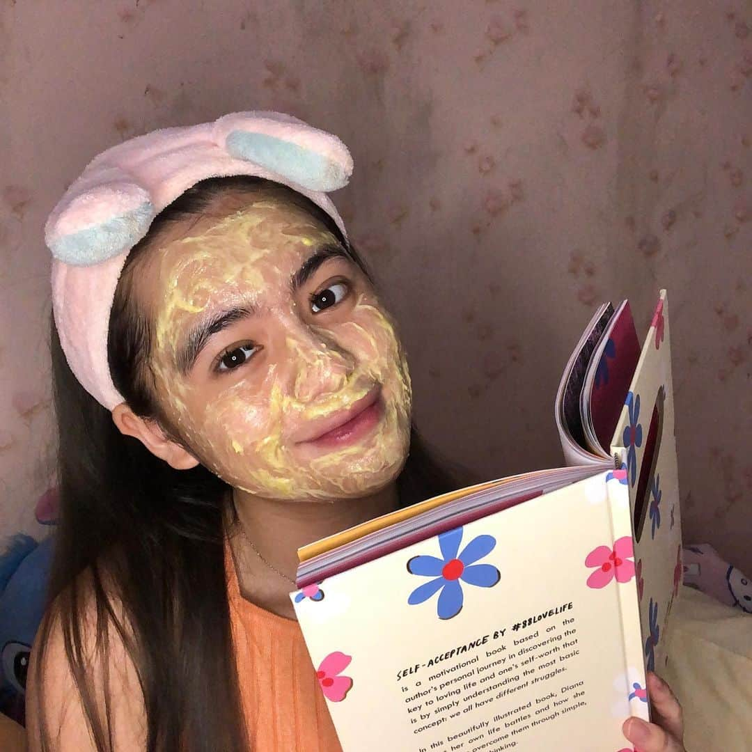 タリア・イファンカ・エリサベスさんのインスタグラム写真 - (タリア・イファンカ・エリサベスInstagram)「kalo lagi maskeran gini, mending sambil baca buku atau baca permen?🤣🤣」8月10日 21時55分 - thaliaivanka