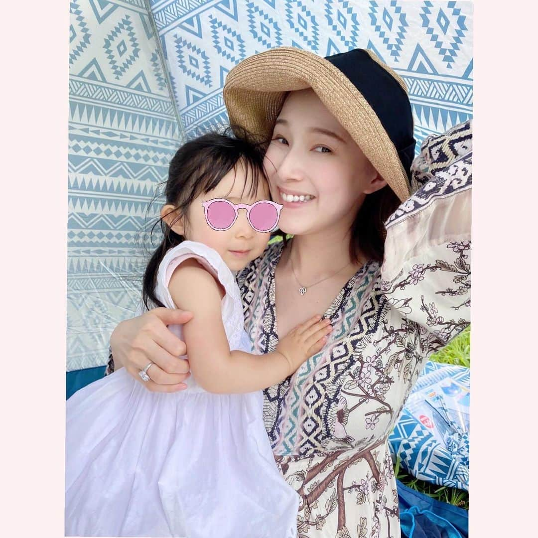 彩星りおんさんのインスタグラム写真 - (彩星りおんInstagram)「妹が出来てある日突然 "お姉ちゃん" になった長女。 毎日たくさん我慢をさせてしまっています。泣く事も増えました。 でも妹の事を「かわいいね」と言い頭を撫でてくれたり、オムツを持ってきてくれたり、子守唄を歌ってくれたり。 その姿にとても癒され、助けられています。 本当にありがとう💓😌  お休みの日はパパに手伝ってもらって思いっきり甘えてもらってます。 あなたへの愛情は何も変わらないよ、大好きだよって気持ちが伝わるといいな。  You became a big sis. Though I now have two babies to rock, love, and care for, I want you to know above all else that my love for you has neither changed nor diminished.  You are and will forever be my sweet girl, my precious daughter, and my best bud. Thank you  for helping me always. I love you.  #motheranddaughter  #bigsister  #かけがえのないひととき」8月10日 21時56分 - rion.ayahoshi