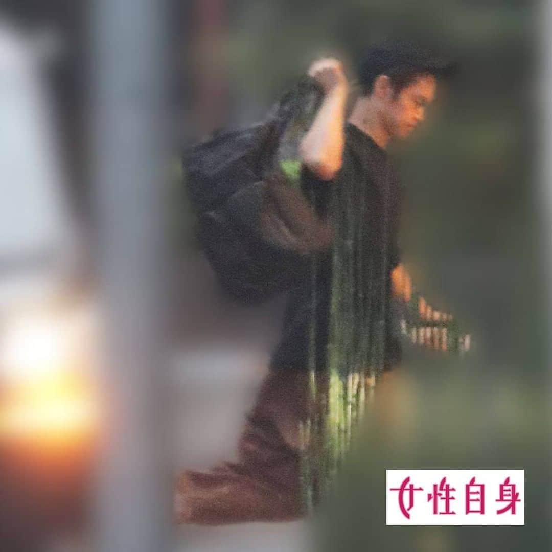 女性自身 (光文社)さんのインスタグラム写真 - (女性自身 (光文社)Instagram)「📣窪田正孝 イケダンすぎる！水川あさみ誕生日にダッシュで帰宅 --- 梅雨明けが待ち遠しい東京で、久しぶりに晴れ間が見えた7月24日。辺りが薄暗くなってきた夕方6時35分ごろ、あるマンションの前に1台の車が止まった。 黒いキャップにマスク姿の男性が、車の後部座席から勢いよく降りる。主演を務める連続テレビ小説『エール』の収録現場から帰宅した窪田正孝（31）の姿だった。 車を降りた窪田は、バッグを担いでマスクを着け直しながら、自宅マンションに駆け込んでいった。その様子は少しあわてているようにも見えたが……。 実はこの日は、昨年9月に結婚した妻・水川あさみの37歳の誕生日。一刻も早く妻の誕生日を祝いたかったがための“猛ダッシュ”だったのだろう。 --- ▶️続きは @joseijisin のリンクで【WEB女性自身】へ ▶️ストーリーズで、スクープダイジェスト公開中📸 ▶️投稿の続報は @joseijisin をフォロー＆チェック💥 --- #窪田正孝 #水川あさみ #誕生日 #NHK #朝ドラエール #猛ダッシュ #帰宅 #イケダン #夫婦関係 #近藤春菜 #ライブ配信 #女性自身 #いいね #フォロー」8月10日 21時58分 - joseijisin