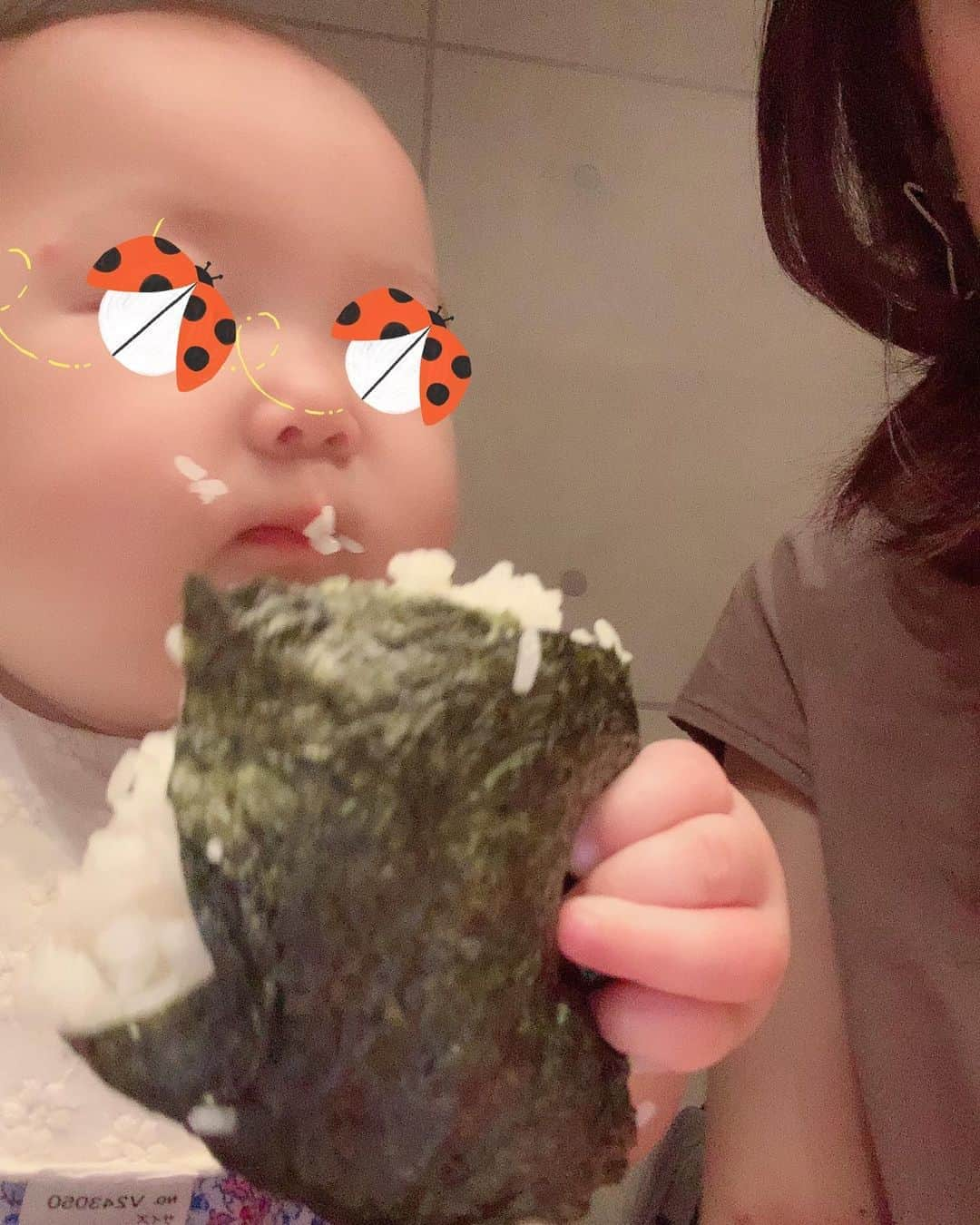 みかんさんのインスタグラム写真 - (みかんInstagram)「米好き女子🍙🍙🍙🍙🍙 にしてもアナタ… おにぎりデビュー早いね(笑) 美味そうに食べんだよなぁ😋😋😋 #米好き女子 #娘 #もうすぐ10ヶ月 #おにぎり持たせてたらおとなしい」8月10日 21時59分 - mikan02241984