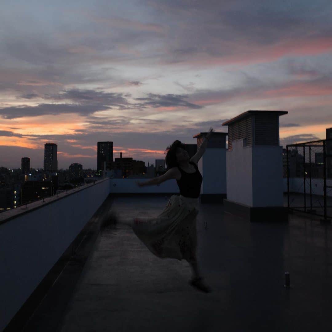 大橋未歩さんのインスタグラム写真 - (大橋未歩Instagram)「美しいものを見ると踊りたくなる。  雨上がりしかり、夕焼けしかり。  ジャンプ力も柔軟性もなんもないけどただただ体を動かしたくなるー。  #夕焼け  #1枚目だけ自分で撮影した #gr3」8月10日 22時09分 - o_solemiho815
