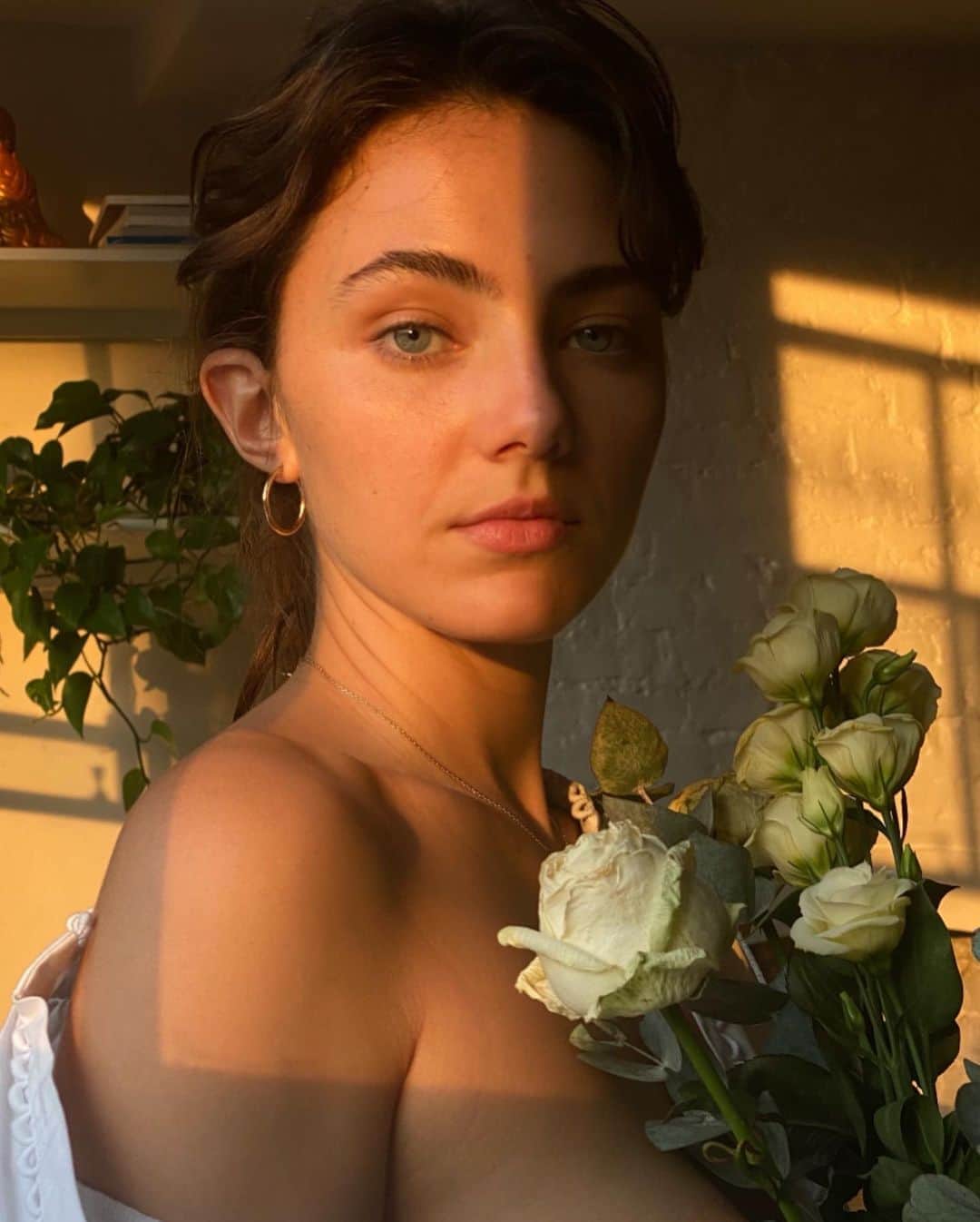Amelia Zadroのインスタグラム：「show me ‘feminine strength’ they say like it’s a pose I can do or a role I can play then between shots they catch a moment and say STAY STAY STAY the beauty you seek will not shine in hands seeking to control and capture her but she will shine when you create space to witness her as she truly is and as you learn to welcome her in you’ll see she’s actually always there all along every moment  of every day in every space breathe  surrender and she will consume you in her beauty with open arms  but whilst you continue pursuing her  she will always remain just a fingers reach too far away」