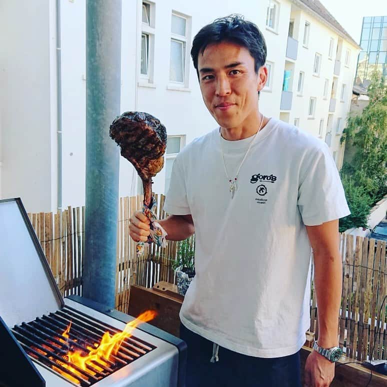 長谷部誠のインスタグラム：「*** Tomahawk 🥩🪓🥩🪓 #bbq #goros  #バーベキュー勉強中 #アドバイスお待ちしてます🙏🏻」