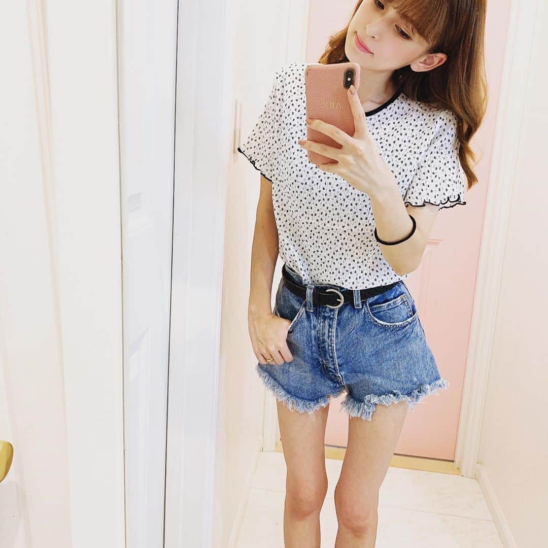 町田亜里香のインスタグラム：「花柄のTOPSが可愛すぎて…❁ DHOLICのtopsなんだけど✨ めちゃくちゃ可愛いの❤️ 一目惚れして購入しました👛 Dholic安くて可愛くて最高🙆‍♀️ . . ベルトもDHOLIC👗𓂂𑀀 毎月買ってる気がする🥺 とにかくこの花柄のtopsが 可愛かった𓍯 シンプルTも好きだけど こういう系もすき⍤♡ . . #ママコーデ #コーデ #code  #zara #dholic #moussy  #カジュアルコーデ #カジュアル  #ダイエット #足痩せ」
