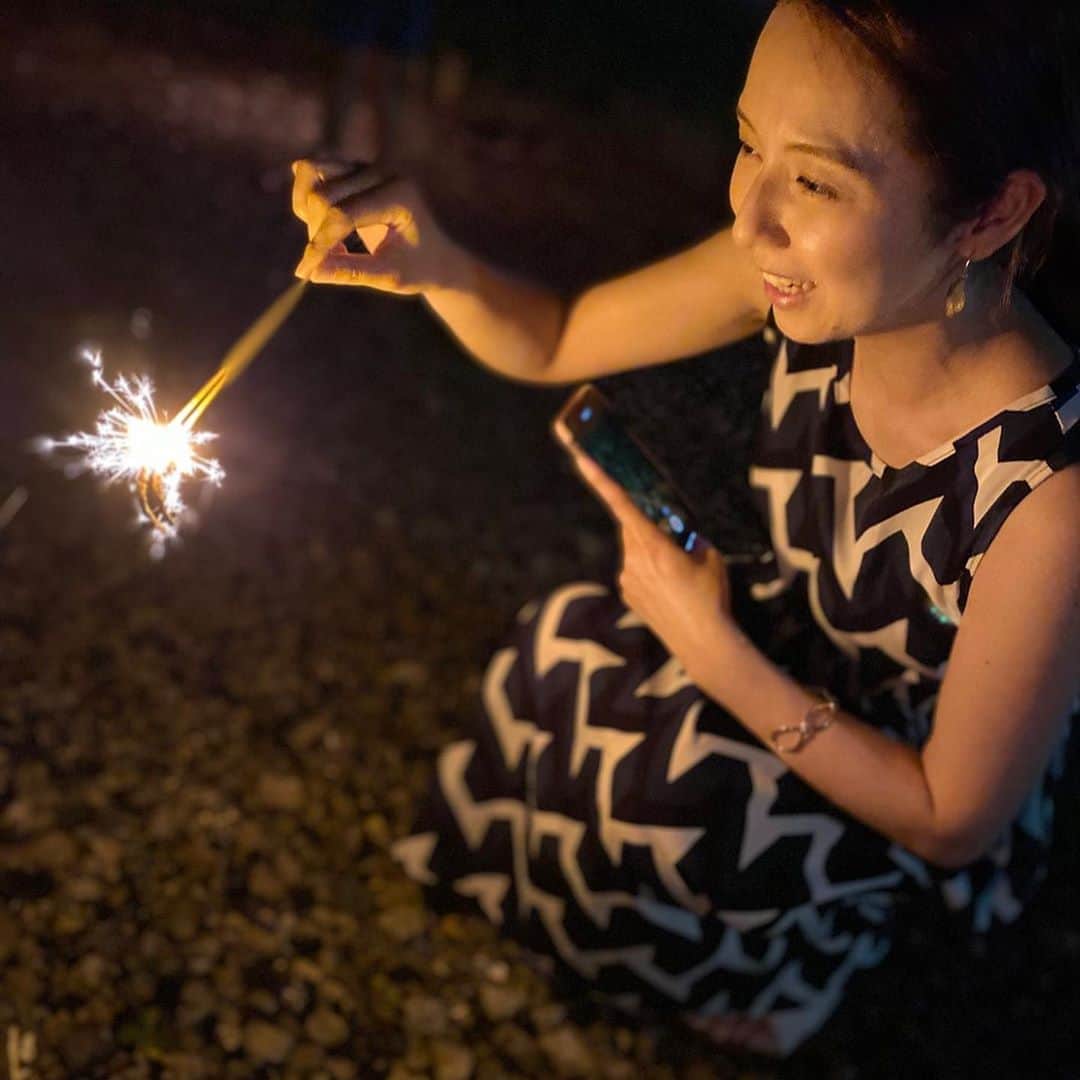 若林翔子のインスタグラム：「. . #今年　#初花火　#バーベキューの後の花火　#エモい写真が撮りたい」