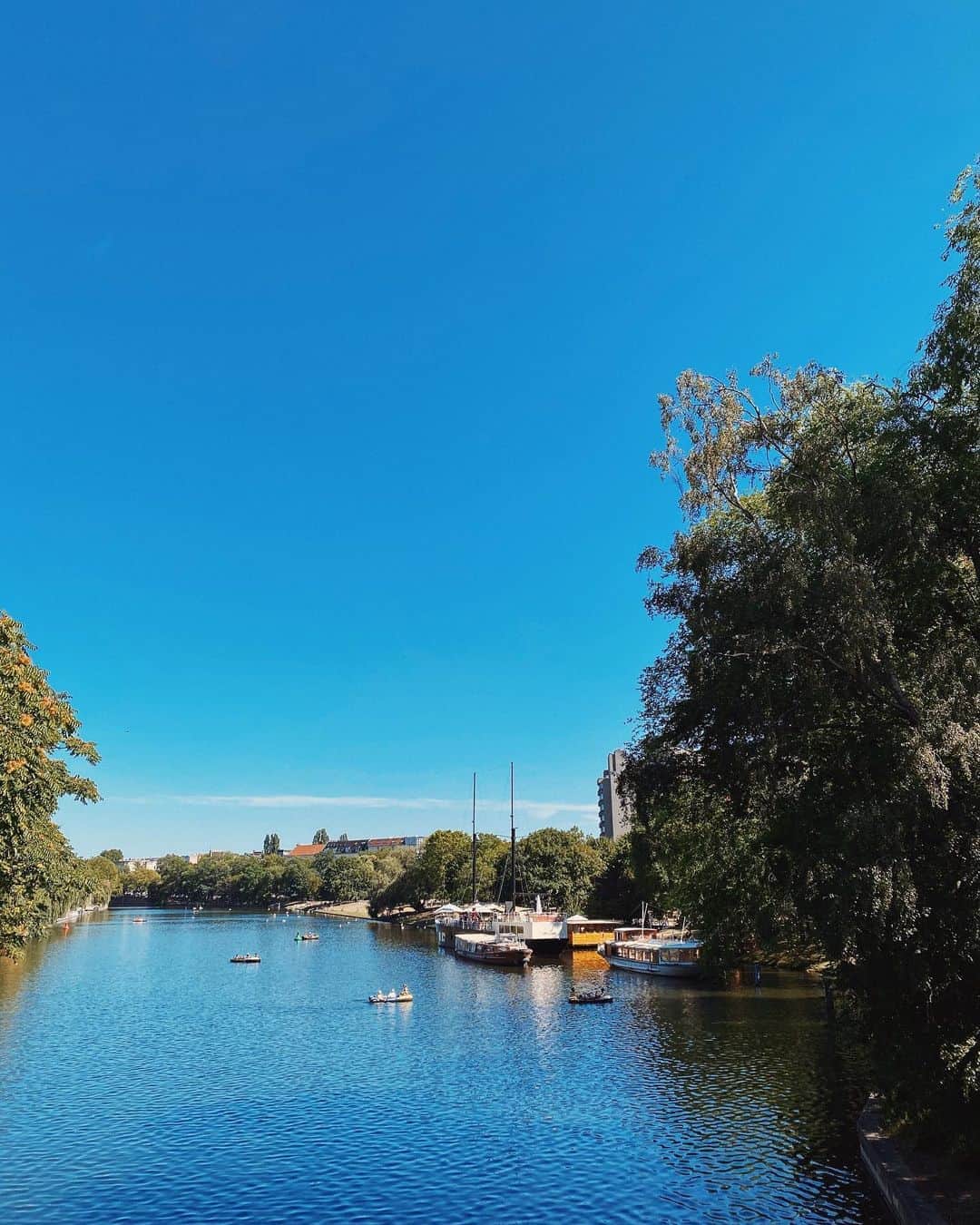 STIL IN BERLINのインスタグラム：「Hot, hot heat. How are you coping? I’m either trying to get out of the city or stay inside behind the closed curtains. Thinking of everyone who doesn’t have that choice... Berlin‘s not made for this kind of heat. 🥵  #berlin #kreuzberg #berlinsummer」