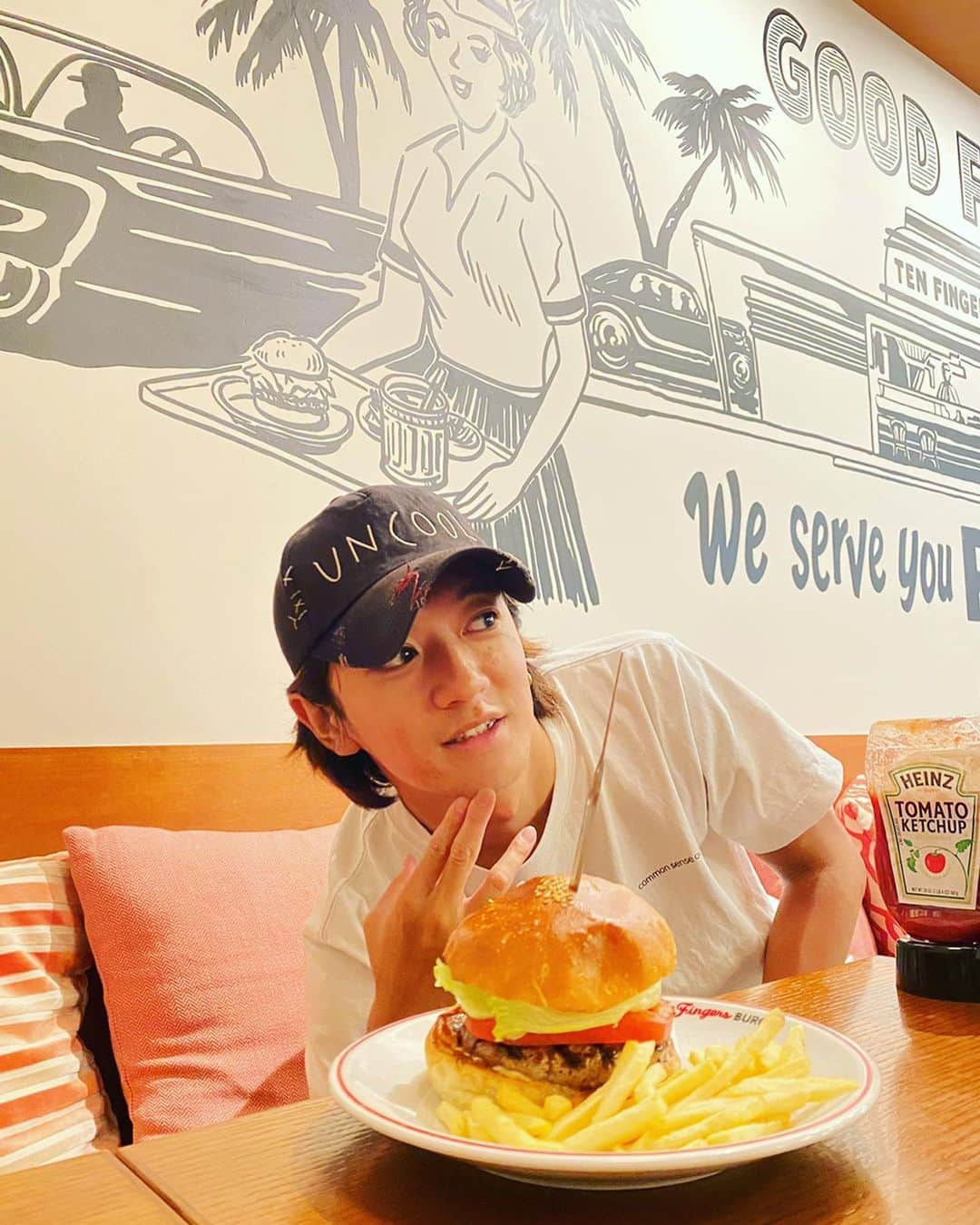 大倉士門さんのインスタグラム写真 - (大倉士門Instagram)「今日は、お気に入りのハンバーガー屋さんに行ってきた🍔😋 こんなんいくらでも食べれますねぇ〜😘」8月10日 22時15分 - shimonsmile