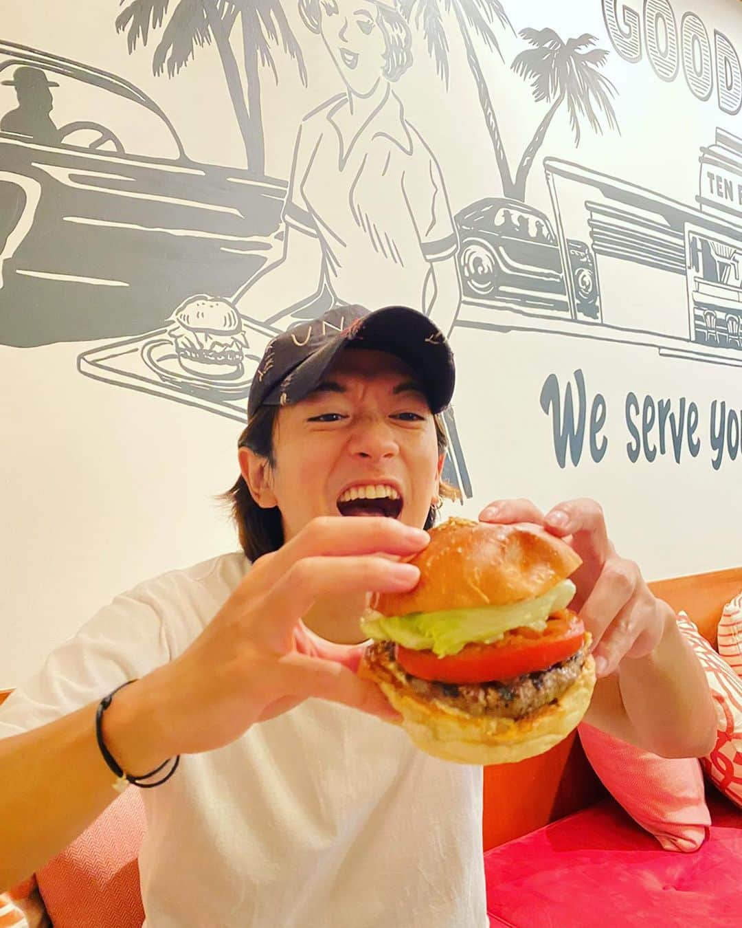 大倉士門さんのインスタグラム写真 - (大倉士門Instagram)「今日は、お気に入りのハンバーガー屋さんに行ってきた🍔😋 こんなんいくらでも食べれますねぇ〜😘」8月10日 22時15分 - shimonsmile