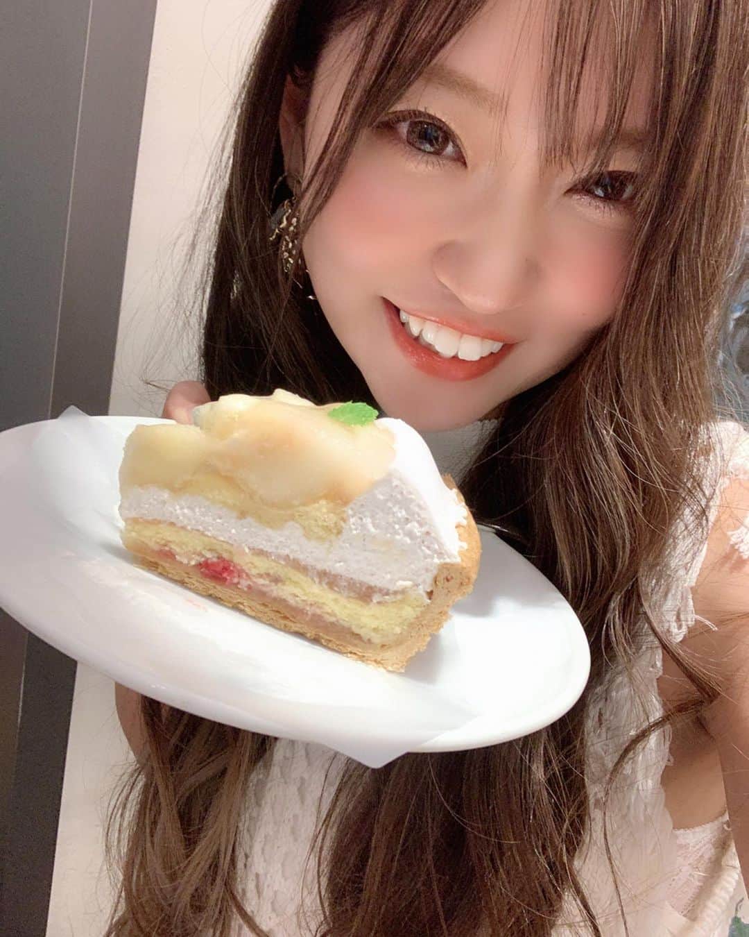 いっちゃん/嶋津 いつみのインスタグラム：「. . . キルフェボンの桃タルト🍑で ご満悦な先週🙆‍♀️💕w . . . . 土曜にナースモードなストーリーしたら 今までで1番ぐらいの反響があって ビックリでした😳💦 . . . . みんなナース好きなのね🤔❤️ と思ってしまった😂💨💨💨 . . . . . . . 家から徒歩2分の勤め先やから ギリギリまで寝てて ほんまに日焼け止めと眉毛しかしてないから なんか申し訳ない🥶ww . . . .  #関西  #関西サロモ  #サロンモデル #サロモ #いっちゃん  #フリーモデル #関西モデル  #あざといっちゃん #かわいっちゃん #いっちゃんコーデ #ブライダルモデル #アレンジモデル #ヘアカラー  #ヘアアレンジ #くしゃ顔 #cafe #カフェ #カフェ部」