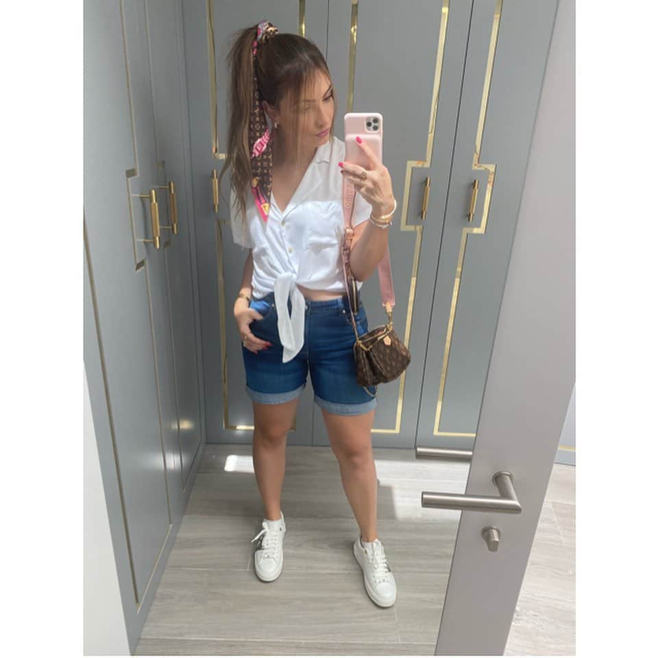 アナ・マリア・カゼミーロのインスタグラム：「😐🙂😁😘 ¡¡No se que foto me gusta mas!!jajaja」