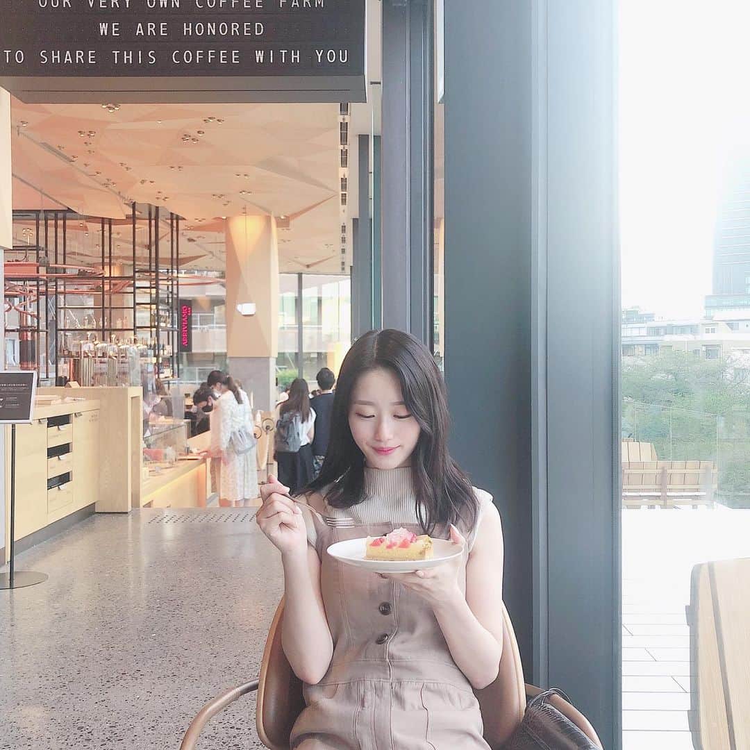 笹岡郁未のインスタグラム：「♥︎ ずっと行ってみたかったところ！ 工場みたいでワクワクした〜🤣 ． #中目黒カフェ #starbucksreserveroasterytokyo」